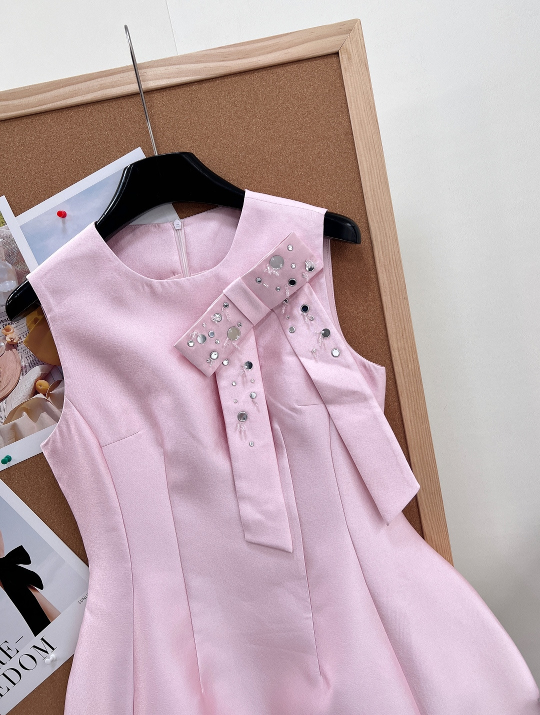 🆕Aivei新款三色缎面钉珠连衣裙，美到失语，本年度少女感天花板无袖短裙上新！粉/浅蓝/黑三色全覆盖，温柔、清透、冷艳风