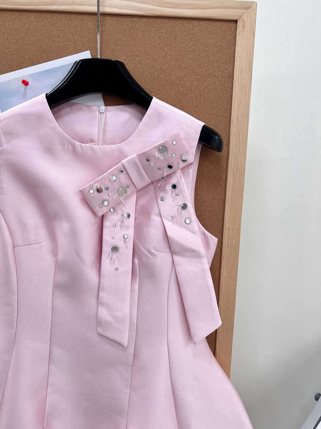 🆕Aivei新款三色缎面钉珠连衣裙，美到失语，本年度少女感天花板无袖短裙上新！粉/浅蓝/黑三色全覆盖，温柔、清透、冷艳风