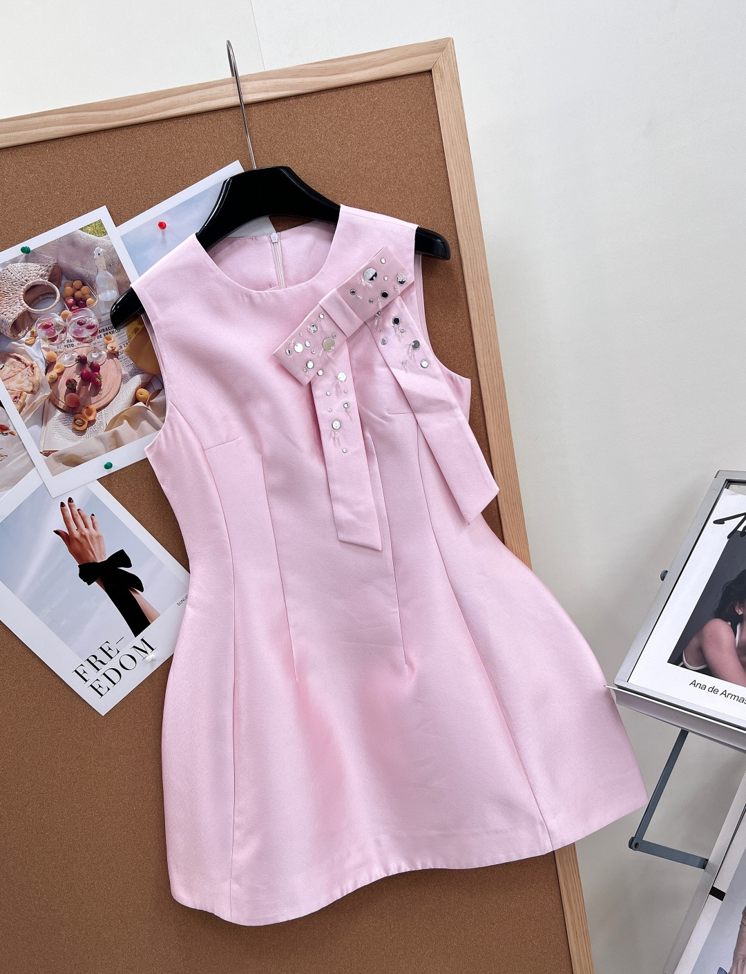 🆕Aivei新款三色缎面钉珠连衣裙，美到失语，本年度少女感天花板无袖短裙上新！粉/浅蓝/黑三色全覆盖，温柔、清透、冷艳风