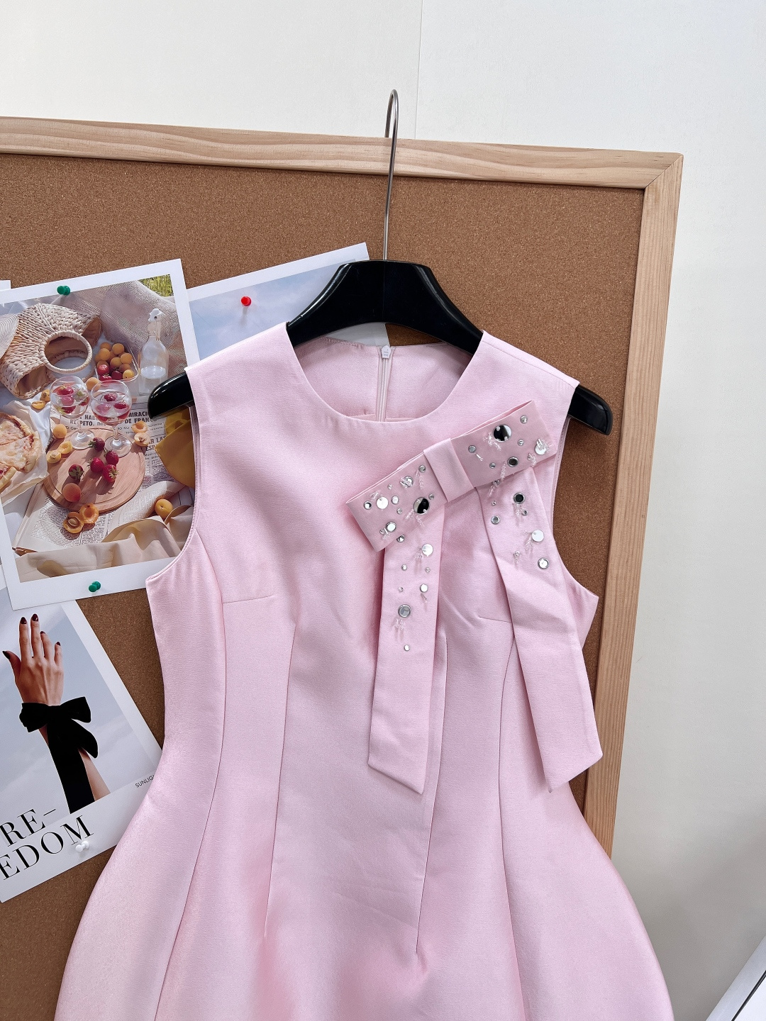 🆕Aivei新款三色缎面钉珠连衣裙，美到失语，本年度少女感天花板无袖短裙上新！粉/浅蓝/黑三色全覆盖，温柔、清透、冷艳风
