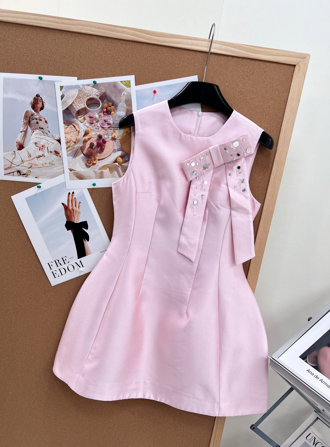 🆕Aivei新款三色缎面钉珠连衣裙，美到失语，本年度少女感天花板无袖短裙上新！粉/浅蓝/黑三色全覆盖，温柔、清透、冷艳风