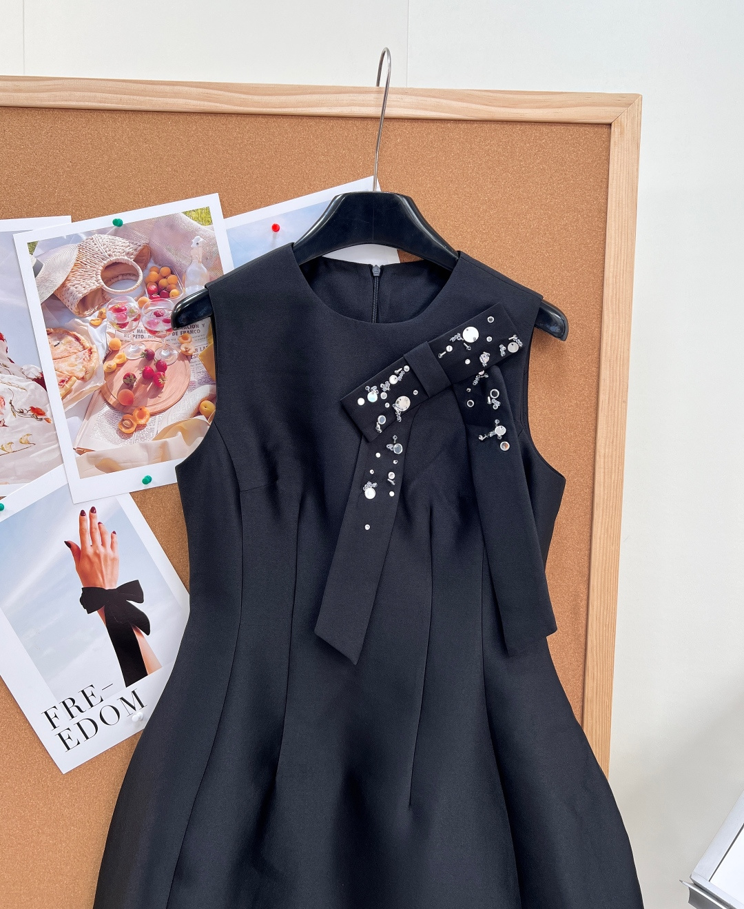 🆕Aivei新款三色缎面钉珠连衣裙,美到失语,本年度少女感天花板无袖短裙上新!粉/浅蓝/黑三色全覆盖,温柔、清透、冷艳风 🆕Aivei新款三色缎面钉珠连衣裙,美到失语,本年度少女感天花板无袖短裙上新!粉/浅蓝/黑三色全覆盖,温柔、清透、冷艳风