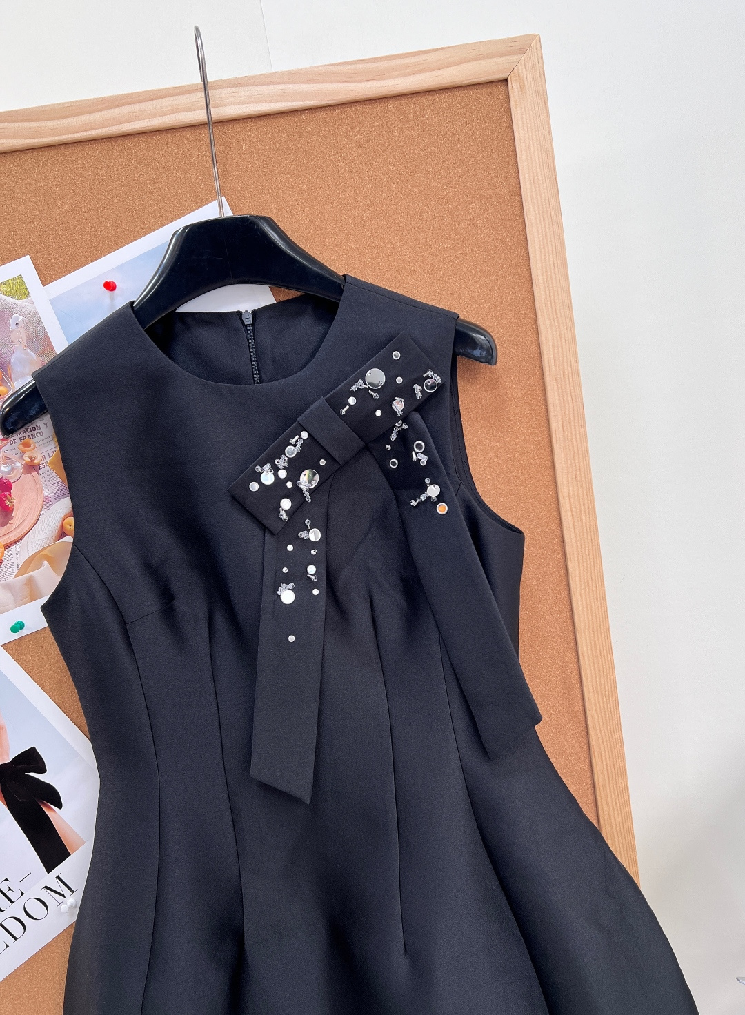 🆕Aivei新款三色缎面钉珠连衣裙,美到失语,本年度少女感天花板无袖短裙上新!粉/浅蓝/黑三色全覆盖,温柔、清透、冷艳风 🆕Aivei新款三色缎面钉珠连衣裙,美到失语,本年度少女感天花板无袖短裙上新!粉/浅蓝/黑三色全覆盖,温柔、清透、冷艳风