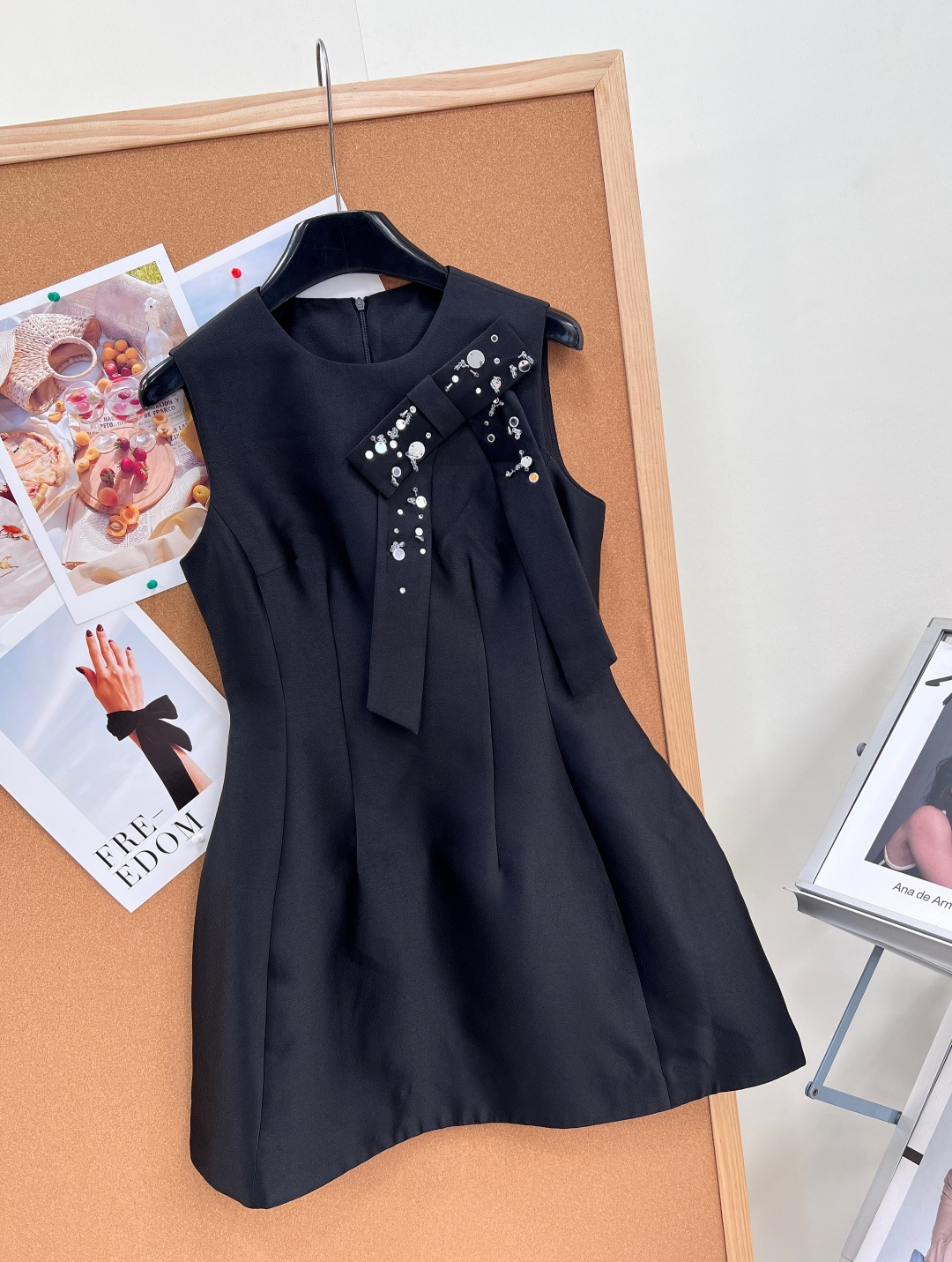 🆕Aivei新款三色缎面钉珠连衣裙,美到失语,本年度少女感天花板无袖短裙上新!粉/浅蓝/黑三色全覆盖,温柔、清透、冷艳风 🆕Aivei新款三色缎面钉珠连衣裙,美到失语,本年度少女感天花板无袖短裙上新!粉/浅蓝/黑三色全覆盖,温柔、清透、冷艳风