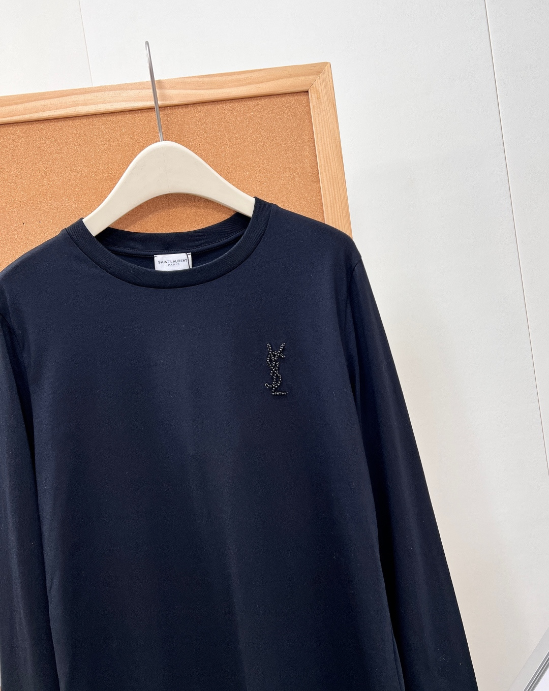 🆕YSL低调串珠logo长袖两色✨法式极简风本命基础长袖,黑白经典双色,单穿、叠搭全能打,衣柜永不过时单品! 甄选高支精 🆕YSL低调串珠logo长袖两色✨法式极简风本命基础长袖,黑白经典双色,单穿、叠搭全能打,衣柜永不过时单品! 甄选高支精