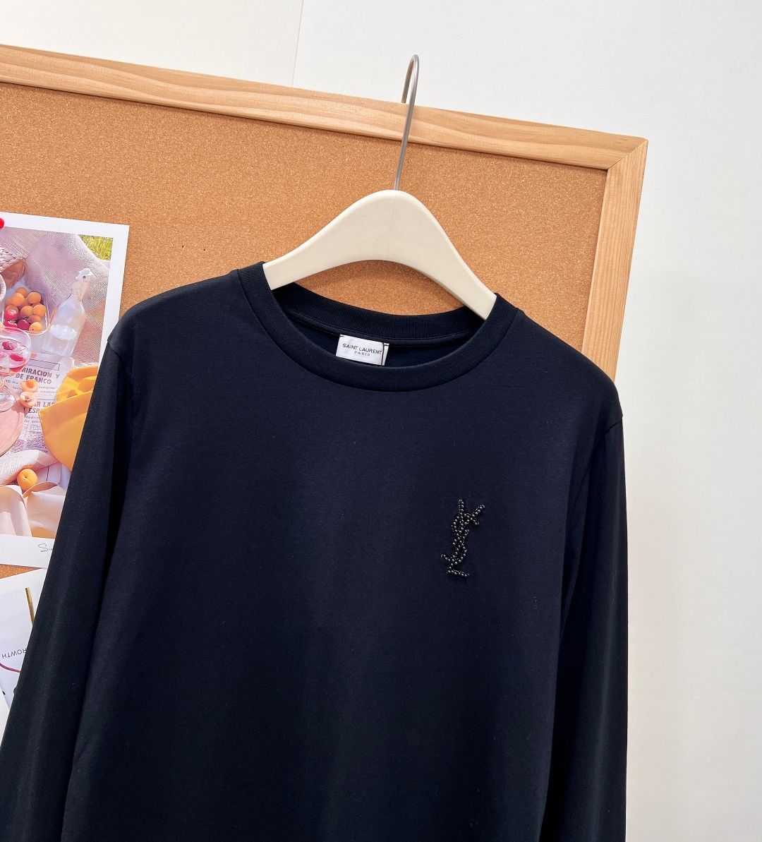 🆕YSL低调串珠logo长袖两色✨法式极简风本命基础长袖,黑白经典双色,单穿、叠搭全能打,衣柜永不过时单品! 甄选高支精 🆕YSL低调串珠logo长袖两色✨法式极简风本命基础长袖,黑白经典双色,单穿、叠搭全能打,衣柜永不过时单品! 甄选高支精