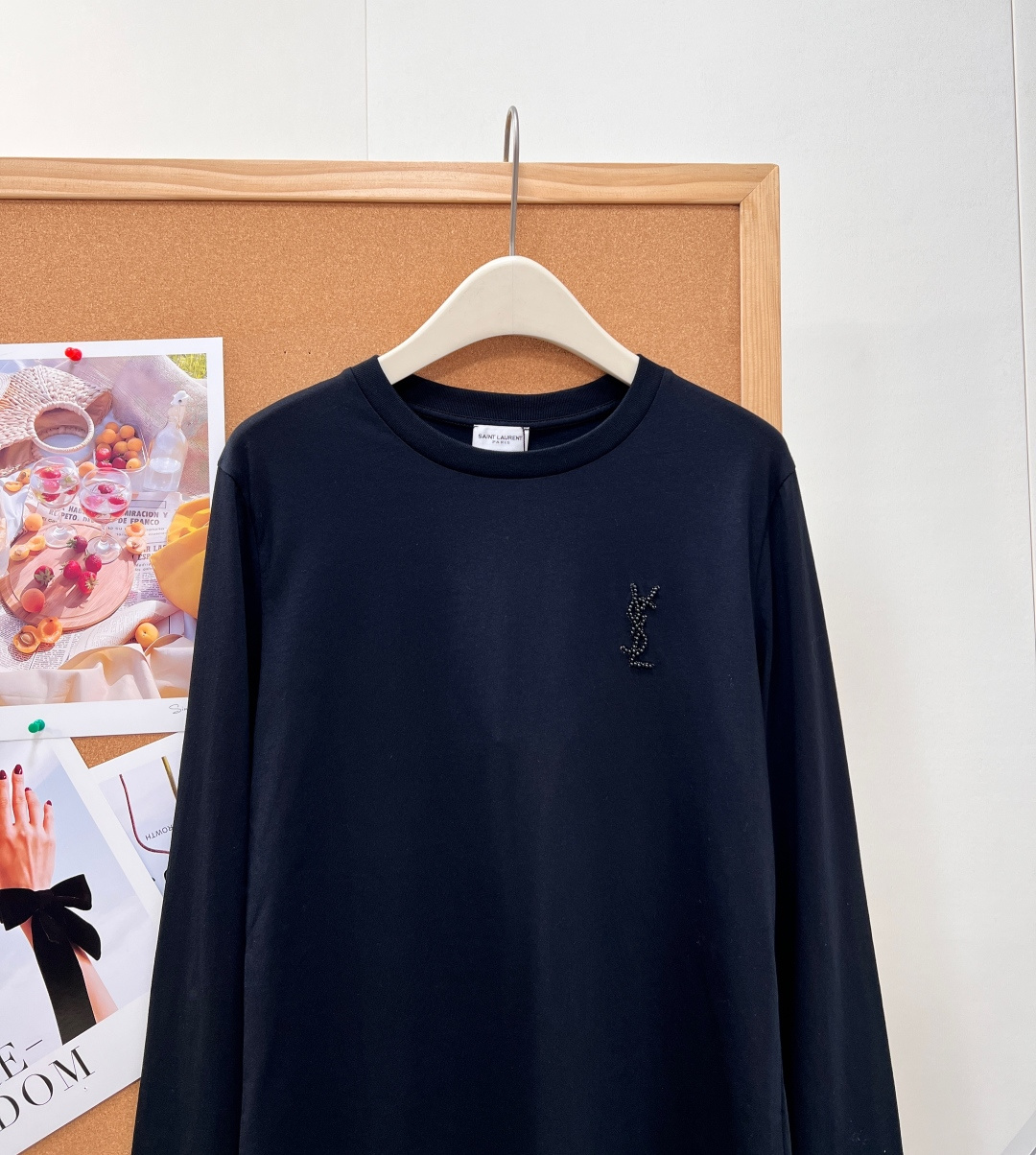 🆕YSL低调串珠logo长袖两色✨法式极简风本命基础长袖,黑白经典双色,单穿、叠搭全能打,衣柜永不过时单品! 甄选高支精 🆕YSL低调串珠logo长袖两色✨法式极简风本命基础长袖,黑白经典双色,单穿、叠搭全能打,衣柜永不过时单品! 甄选高支精