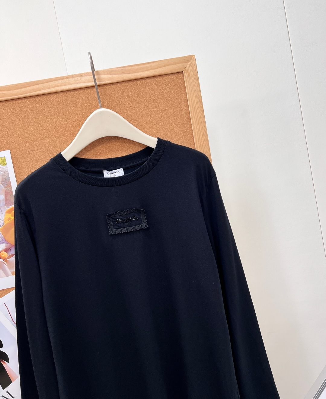 🆕CHANEL新款小香方形浮雕贴布长袖T恤,极简百搭款内搭天花板,黑白经典双色,单穿叠穿都自带低调贵气,一年四季刚需单品 🆕CHANEL新款小香方形浮雕贴布长袖T恤,极简百搭款内搭天花板,黑白经典双色,单穿叠穿都自带低调贵气,一年四季刚需单品