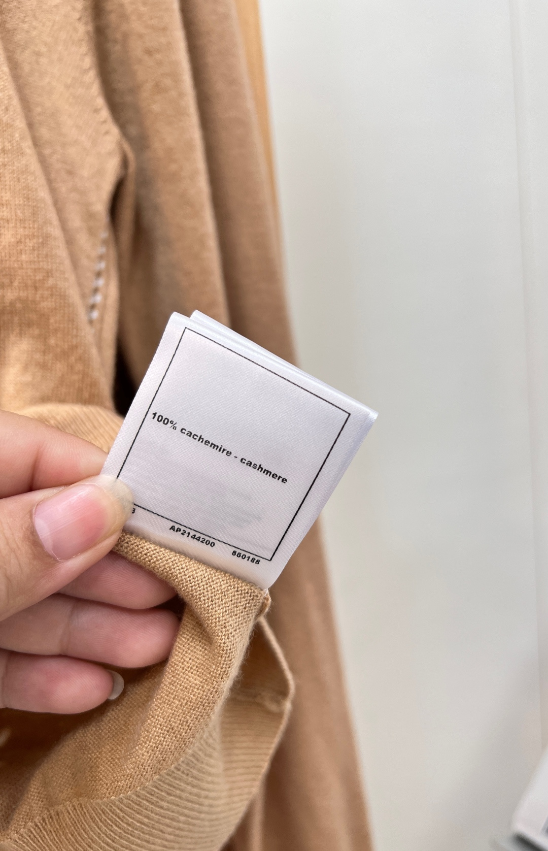 🆕CHANEL2026秋冬羊绒金扣针织开衫，驼色/黑色高级百搭，妥妥法式通勤千金标配，温柔显贵质感拉满！ 甄选细腻羊绒针