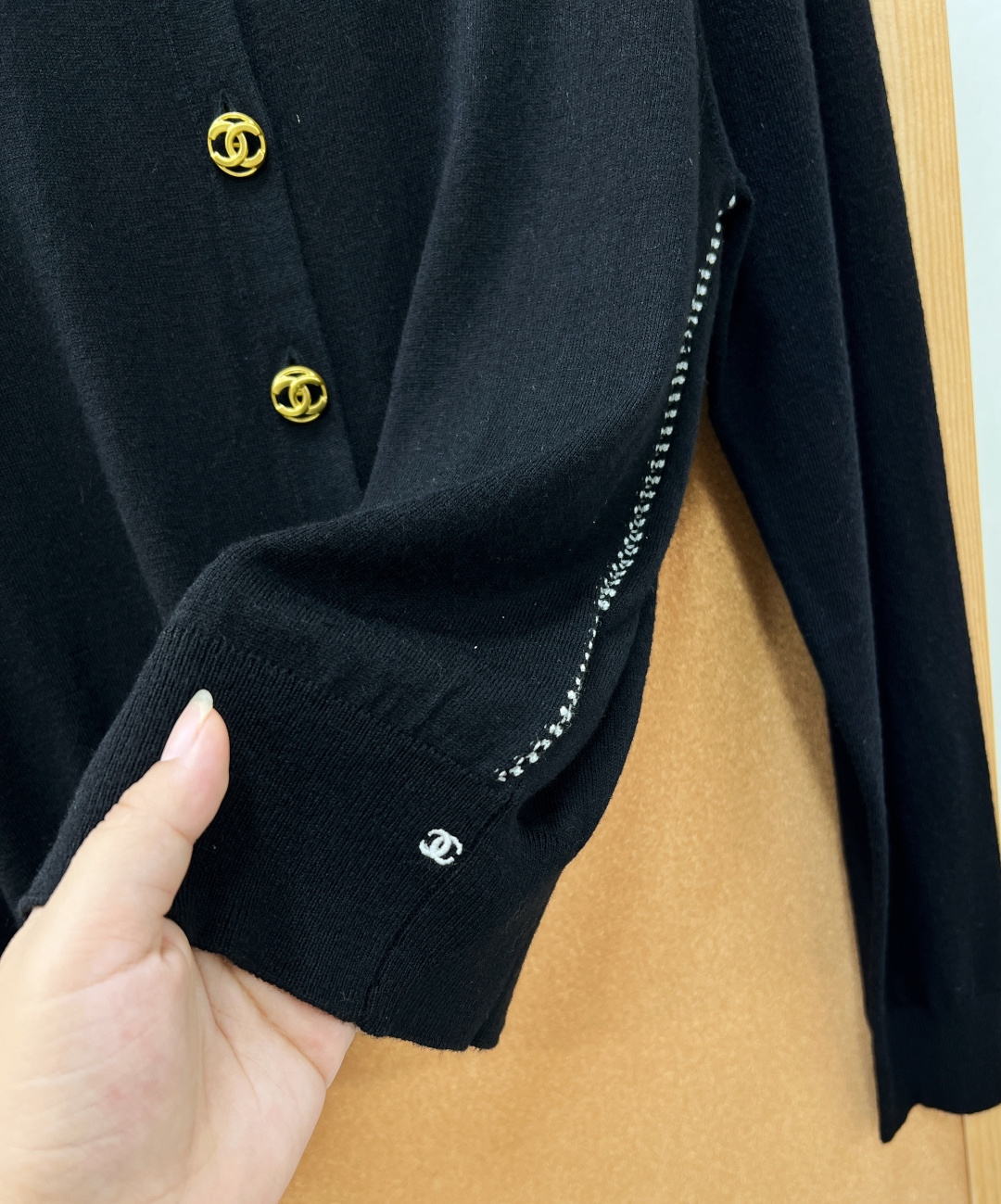 🆕CHANEL2026秋冬羊绒金扣针织开衫,驼色/黑色高级百搭,妥妥法式通勤千金标配,温柔显贵质感拉满! 甄选细腻羊绒针 🆕CHANEL2026秋冬羊绒金扣针织开衫,驼色/黑色高级百搭,妥妥法式通勤千金标配,温柔显贵质感拉满! 甄选细腻羊绒针