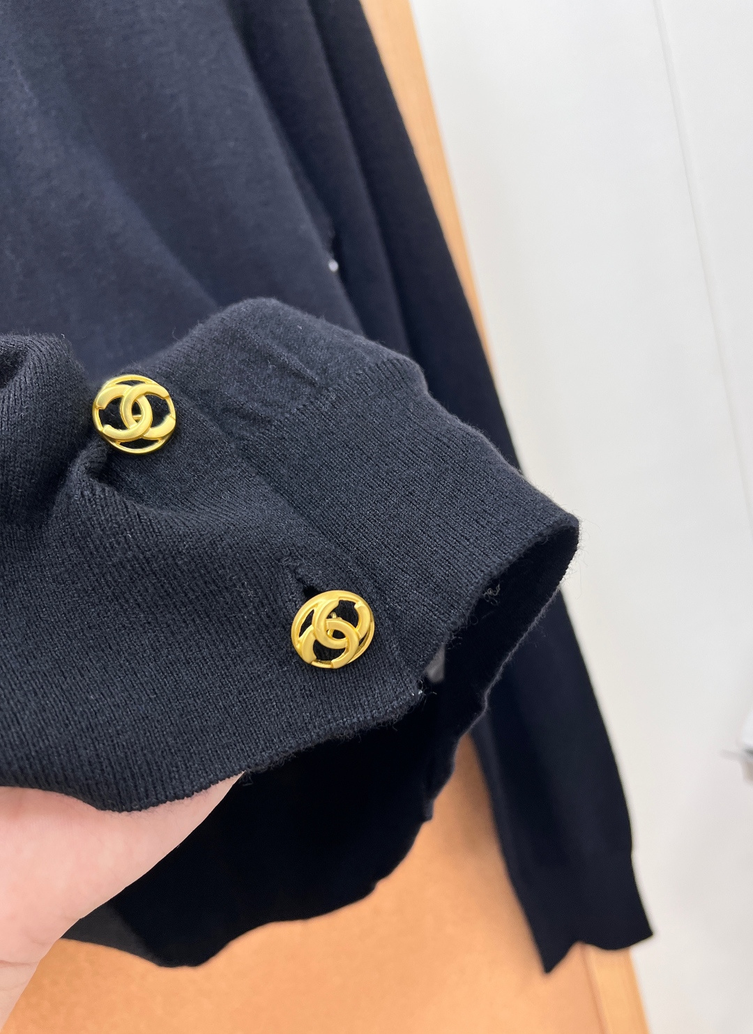 🆕CHANEL2026秋冬羊绒金扣针织开衫,驼色/黑色高级百搭,妥妥法式通勤千金标配,温柔显贵质感拉满! 甄选细腻羊绒针 🆕CHANEL2026秋冬羊绒金扣针织开衫,驼色/黑色高级百搭,妥妥法式通勤千金标配,温柔显贵质感拉满! 甄选细腻羊绒针