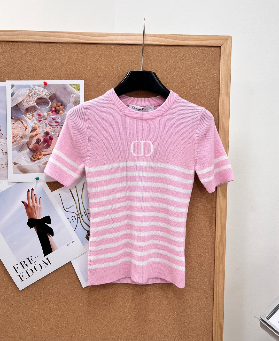🆕Dior 26Ss新款撞色条纹针织短袖,法式简约千金本命上衣,谁能拒绝温柔又耐看的撞色条纹小针织!三色任选,黑色/白粉 🆕Dior 26Ss新款撞色条纹针织短袖,法式简约千金本命上衣,谁能拒绝温柔又耐看的撞色条纹小针织!三色任选,黑色/白粉