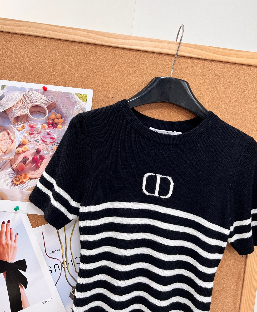 🆕Dior 26Ss新款撞色条纹针织短袖,法式简约千金本命上衣,谁能拒绝温柔又耐看的撞色条纹小针织!三色任选,黑色/白粉 🆕Dior 26Ss新款撞色条纹针织短袖,法式简约千金本命上衣,谁能拒绝温柔又耐看的撞色条纹小针织!三色任选,黑色/白粉