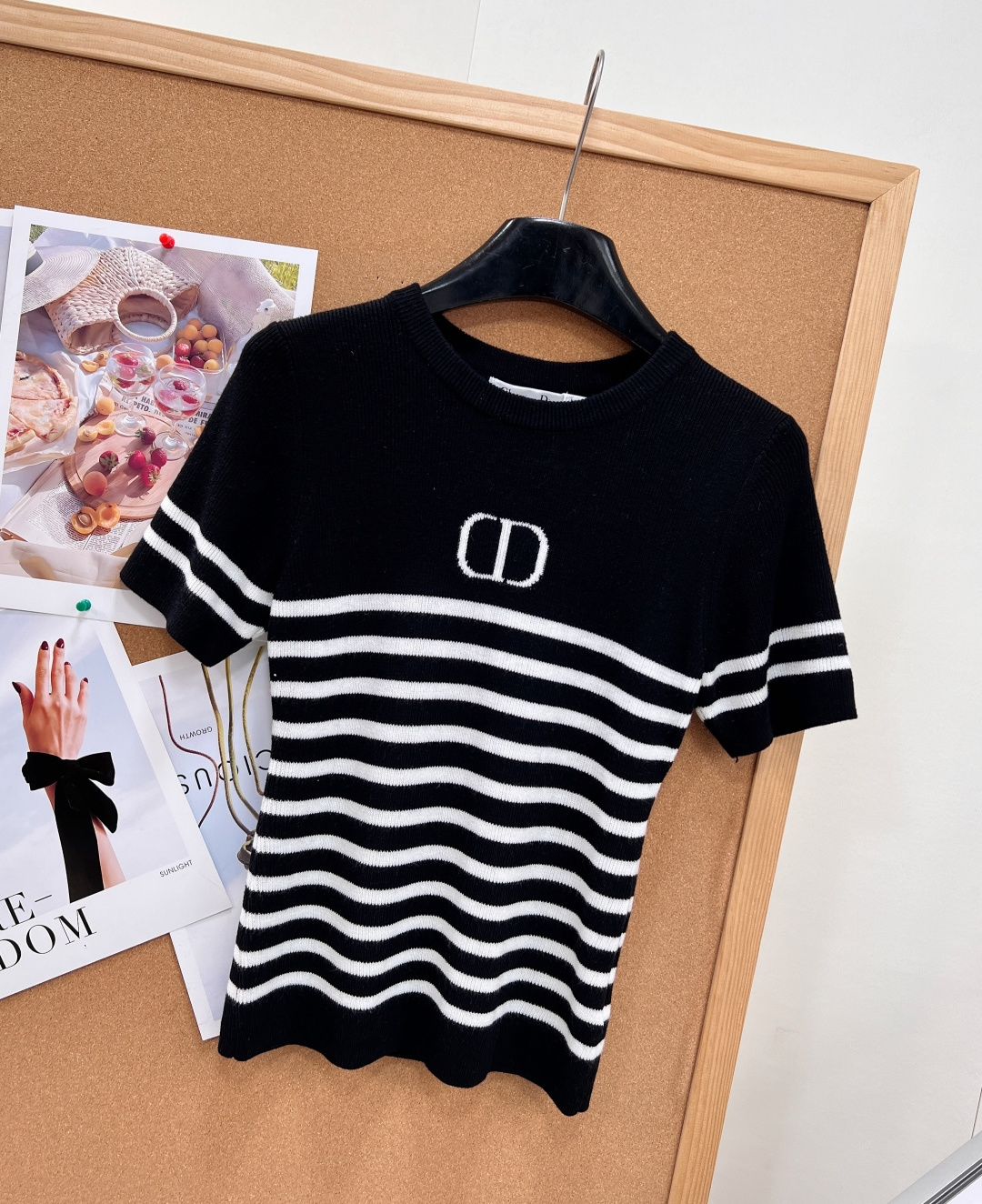 🆕Dior 26Ss新款撞色条纹针织短袖,法式简约千金本命上衣,谁能拒绝温柔又耐看的撞色条纹小针织!三色任选,黑色/白粉 🆕Dior 26Ss新款撞色条纹针织短袖,法式简约千金本命上衣,谁能拒绝温柔又耐看的撞色条纹小针织!三色任选,黑色/白粉