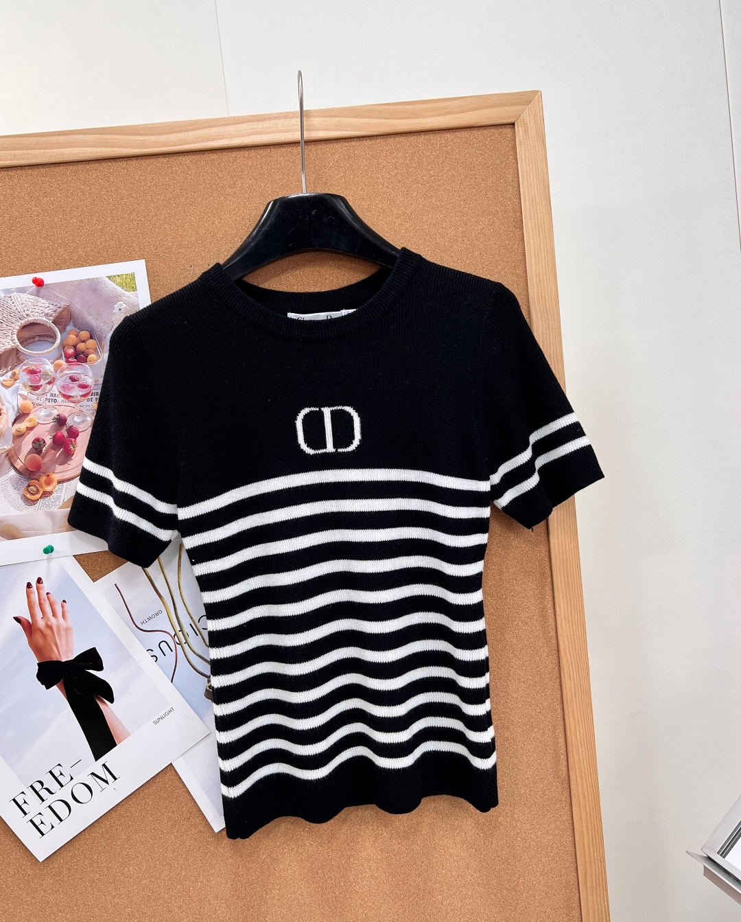 🆕Dior 26Ss新款撞色条纹针织短袖,法式简约千金本命上衣,谁能拒绝温柔又耐看的撞色条纹小针织!三色任选,黑色/白粉 🆕Dior 26Ss新款撞色条纹针织短袖,法式简约千金本命上衣,谁能拒绝温柔又耐看的撞色条纹小针织!三色任选,黑色/白粉