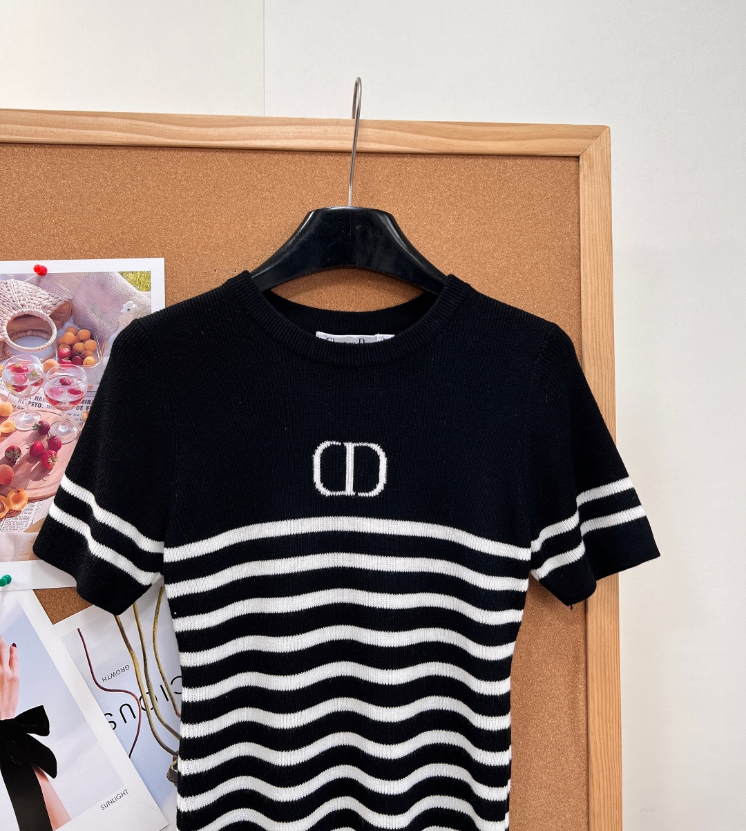 🆕Dior 26Ss新款撞色条纹针织短袖,法式简约千金本命上衣,谁能拒绝温柔又耐看的撞色条纹小针织!三色任选,黑色/白粉 🆕Dior 26Ss新款撞色条纹针织短袖,法式简约千金本命上衣,谁能拒绝温柔又耐看的撞色条纹小针织!三色任选,黑色/白粉