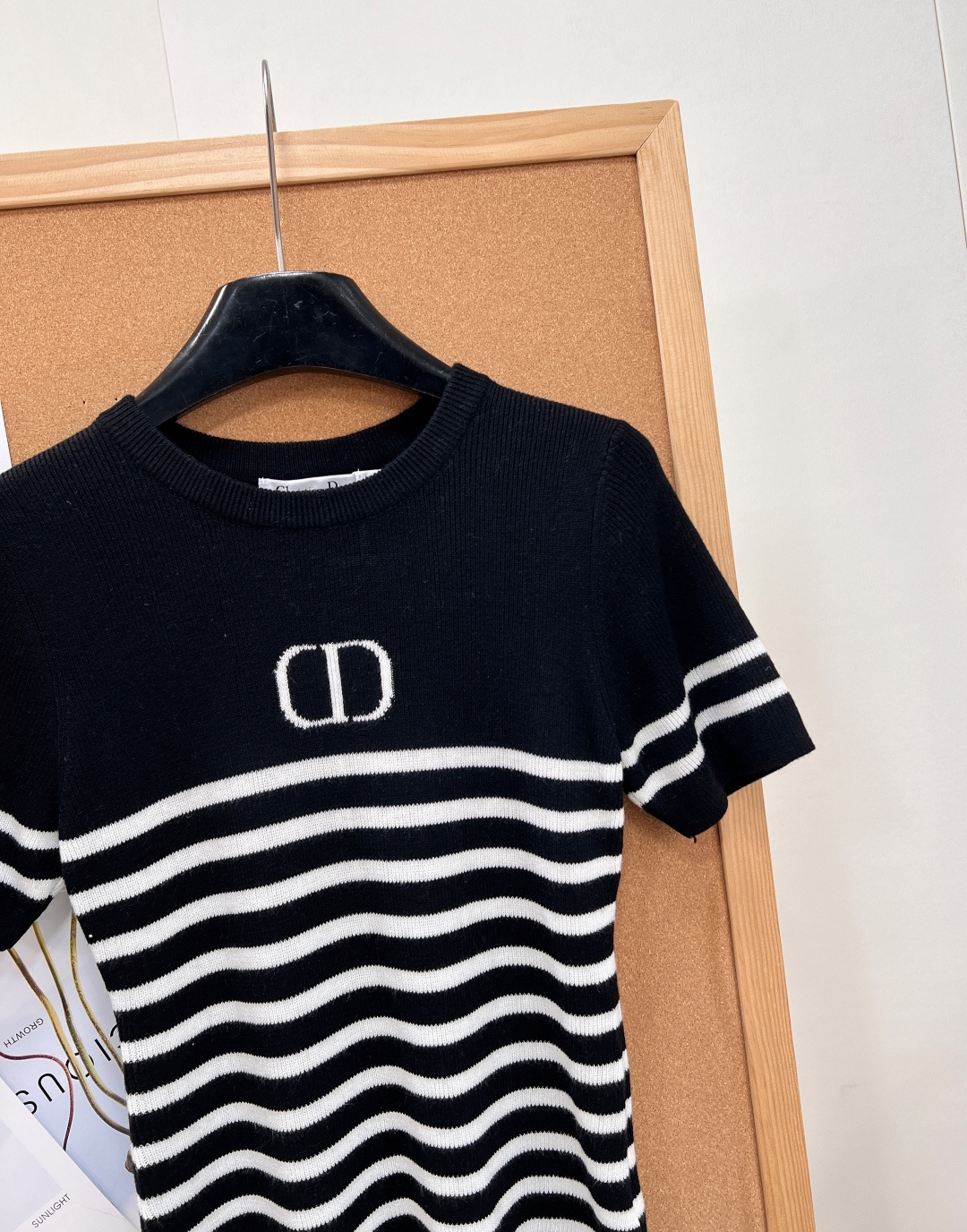 🆕Dior 26Ss新款撞色条纹针织短袖,法式简约千金本命上衣,谁能拒绝温柔又耐看的撞色条纹小针织!三色任选,黑色/白粉 🆕Dior 26Ss新款撞色条纹针织短袖,法式简约千金本命上衣,谁能拒绝温柔又耐看的撞色条纹小针织!三色任选,黑色/白粉