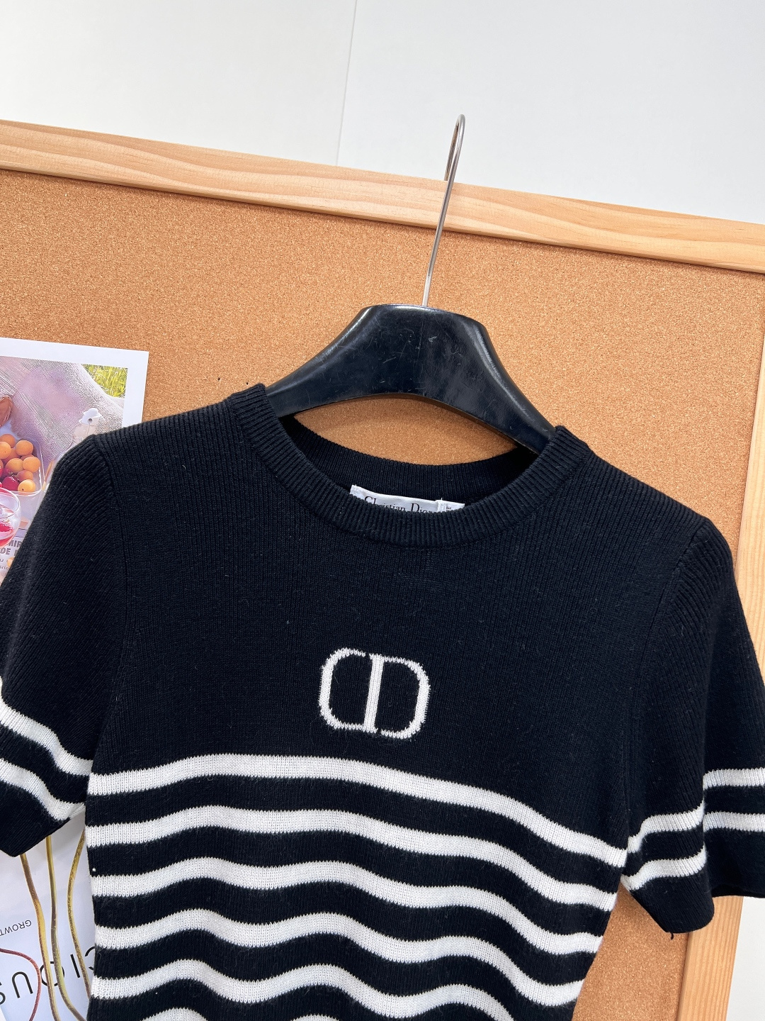 🆕Dior 26Ss新款撞色条纹针织短袖,法式简约千金本命上衣,谁能拒绝温柔又耐看的撞色条纹小针织!三色任选,黑色/白粉 🆕Dior 26Ss新款撞色条纹针织短袖,法式简约千金本命上衣,谁能拒绝温柔又耐看的撞色条纹小针织!三色任选,黑色/白粉