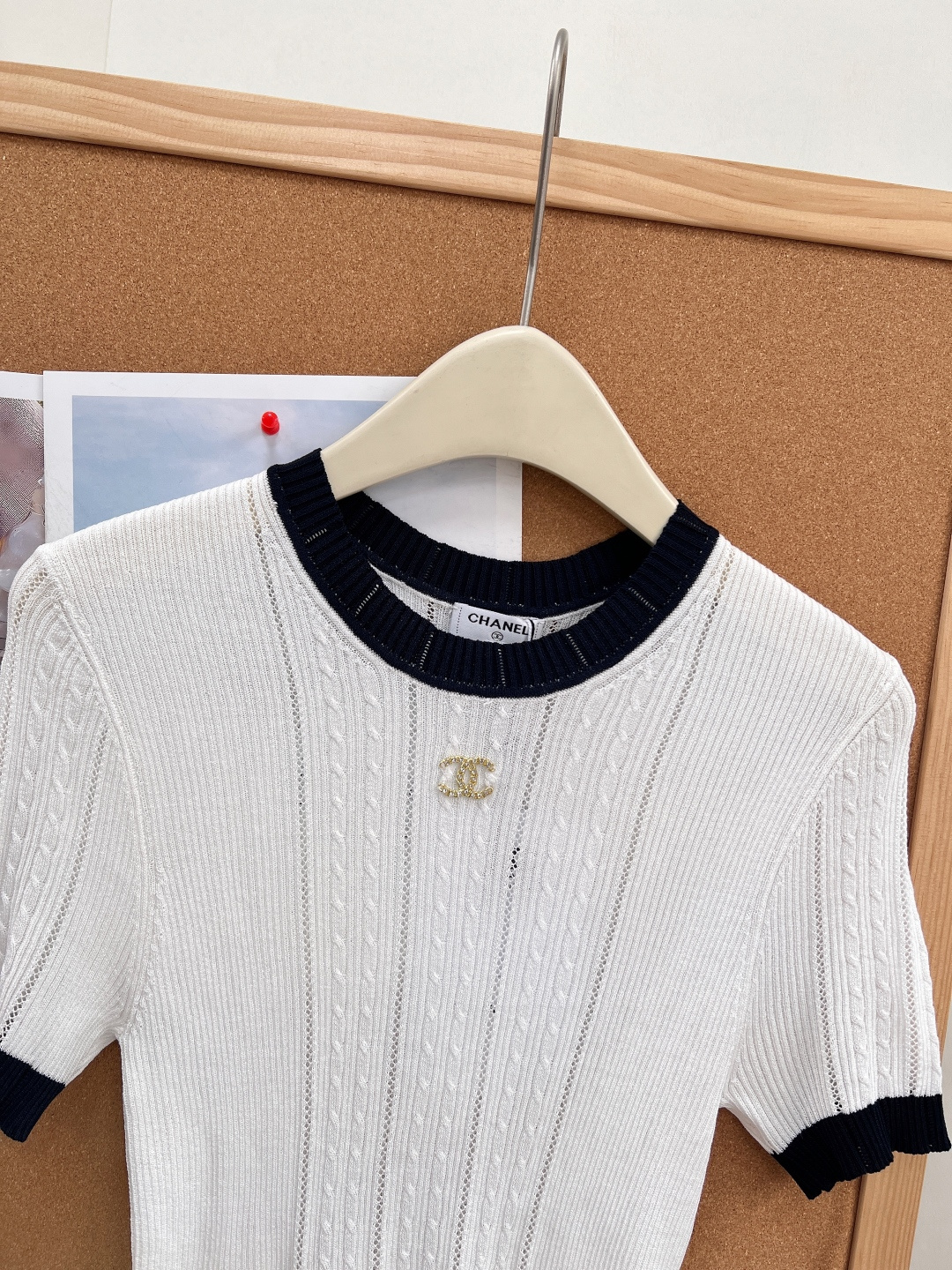 🆕CHANEL26春夏小香风本命针织短袖,复古学院千金感直接拉满💙三色现货上新!藏青、奶黄、纯净白,撞色包边设计温柔又显 🆕CHANEL26春夏小香风本命针织短袖,复古学院千金感直接拉满💙三色现货上新!藏青、奶黄、纯净白,撞色包边设计温柔又显