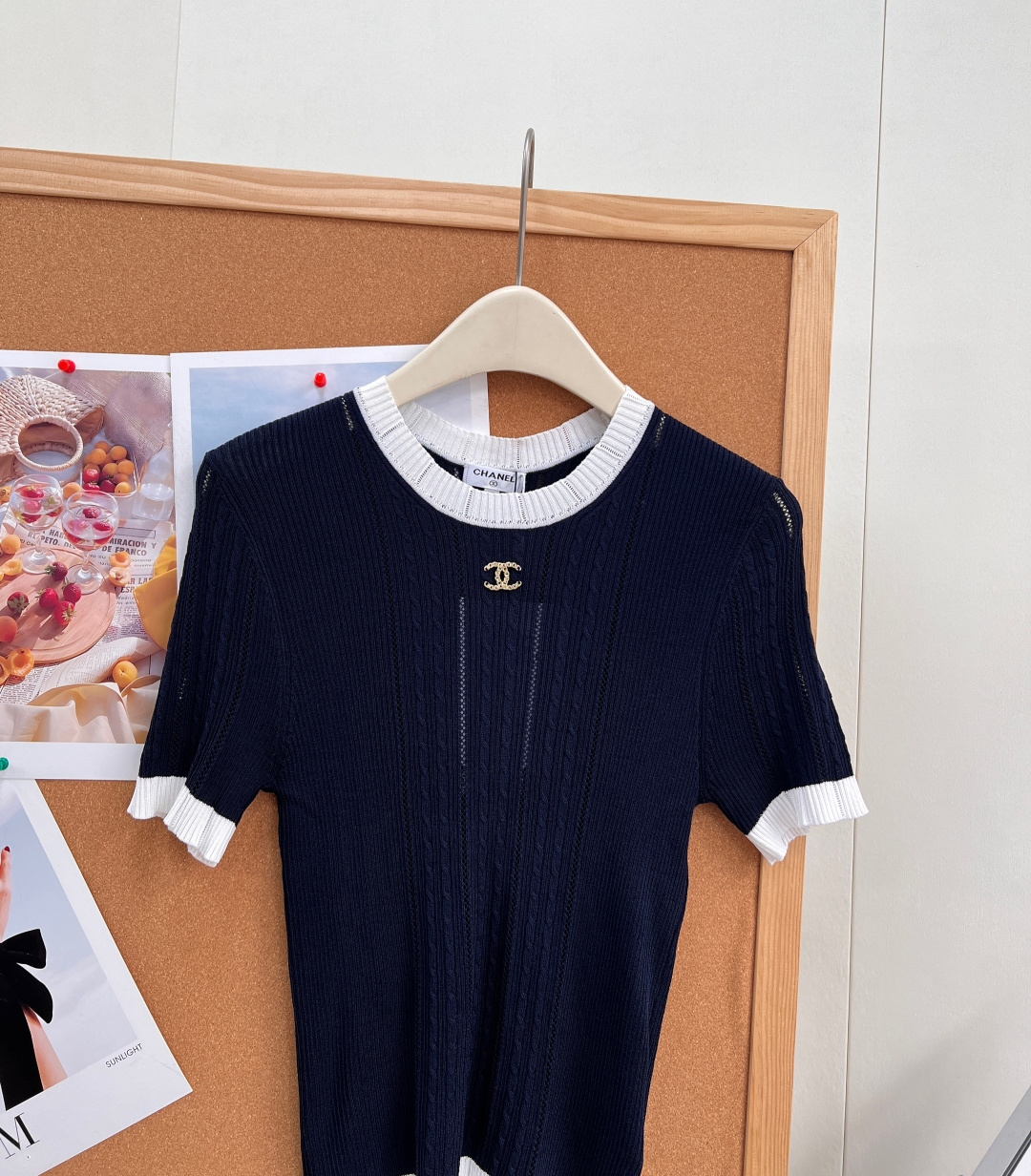 🆕CHANEL26春夏小香风本命针织短袖,复古学院千金感直接拉满💙三色现货上新!藏青、奶黄、纯净白,撞色包边设计温柔又显 🆕CHANEL26春夏小香风本命针织短袖,复古学院千金感直接拉满💙三色现货上新!藏青、奶黄、纯净白,撞色包边设计温柔又显