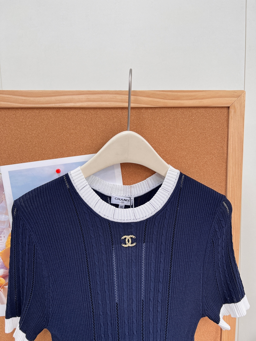 🆕CHANEL26春夏小香风本命针织短袖,复古学院千金感直接拉满💙三色现货上新!藏青、奶黄、纯净白,撞色包边设计温柔又显 🆕CHANEL26春夏小香风本命针织短袖,复古学院千金感直接拉满💙三色现货上新!藏青、奶黄、纯净白,撞色包边设计温柔又显