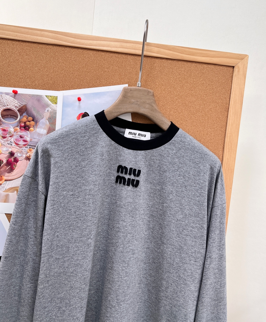 🆕MIUMIU 经典简约贴布绣字母长袖T恤,高级麻灰色调,自带低调柔和质感 黑色撞色包边圆领,简单设计提升精致度 胸口立 🆕MIUMIU 经典简约贴布绣字母长袖T恤,高级麻灰色调,自带低调柔和质感 黑色撞色包边圆领,简单设计提升精致度 胸口立