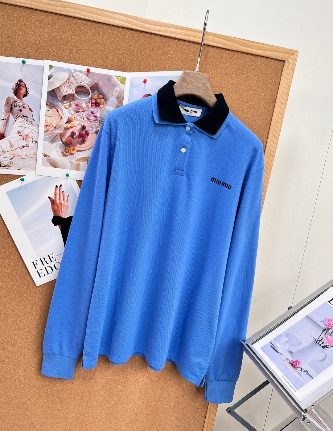 🆕MiuMiu克莱因蓝撞色领长袖Polo衫,多巴胺富家学院风26SS早春新款撞色双领Polo,亮眼克莱因蓝自带显白滤镜, 🆕MiuMiu克莱因蓝撞色领长袖Polo衫,多巴胺富家学院风26SS早春新款撞色双领Polo,亮眼克莱因蓝自带显白滤镜,