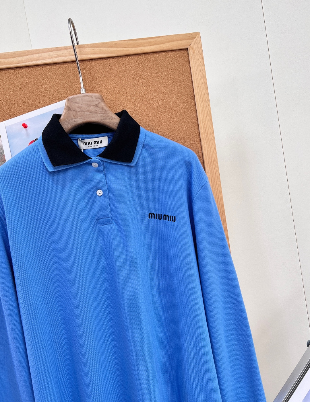 🆕MiuMiu克莱因蓝撞色领长袖Polo衫,多巴胺富家学院风26SS早春新款撞色双领Polo,亮眼克莱因蓝自带显白滤镜, 🆕MiuMiu克莱因蓝撞色领长袖Polo衫,多巴胺富家学院风26SS早春新款撞色双领Polo,亮眼克莱因蓝自带显白滤镜,