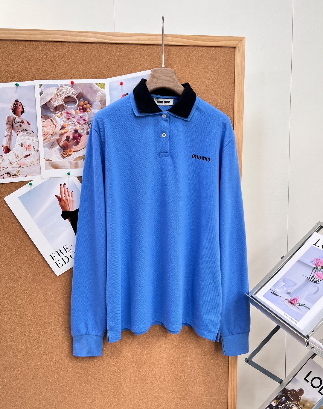 🆕MiuMiu克莱因蓝撞色领长袖Polo衫,多巴胺富家学院风26SS早春新款撞色双领Polo,亮眼克莱因蓝自带显白滤镜, 🆕MiuMiu克莱因蓝撞色领长袖Polo衫,多巴胺富家学院风26SS早春新款撞色双领Polo,亮眼克莱因蓝自带显白滤镜,