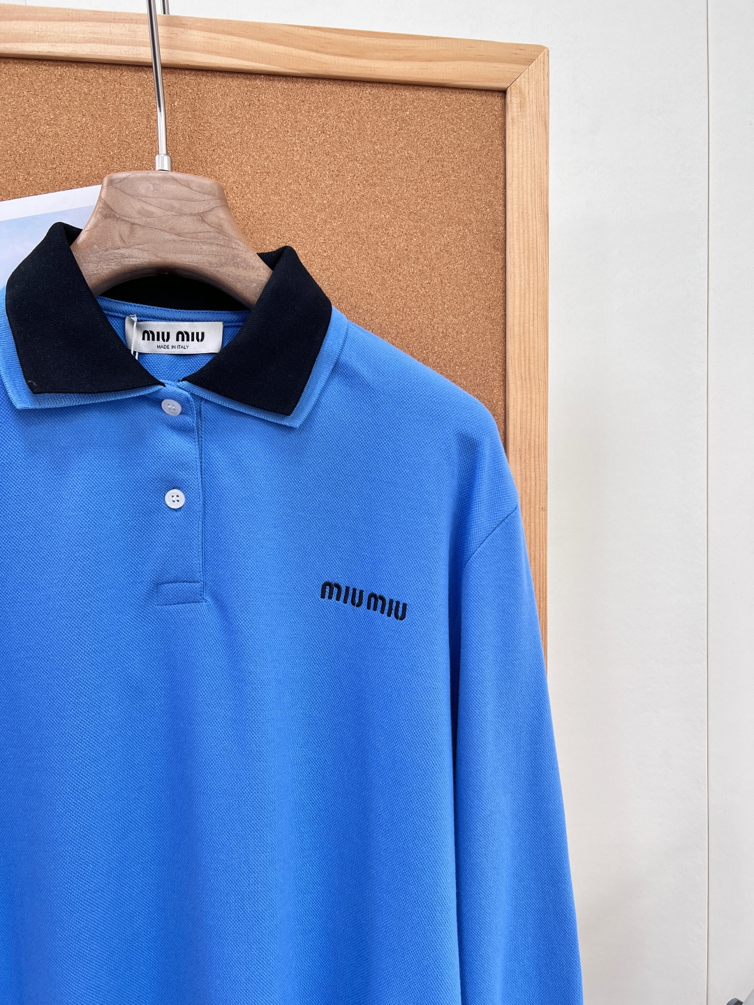 🆕MiuMiu克莱因蓝撞色领长袖Polo衫,多巴胺富家学院风26SS早春新款撞色双领Polo,亮眼克莱因蓝自带显白滤镜, 🆕MiuMiu克莱因蓝撞色领长袖Polo衫,多巴胺富家学院风26SS早春新款撞色双领Polo,亮眼克莱因蓝自带显白滤镜,