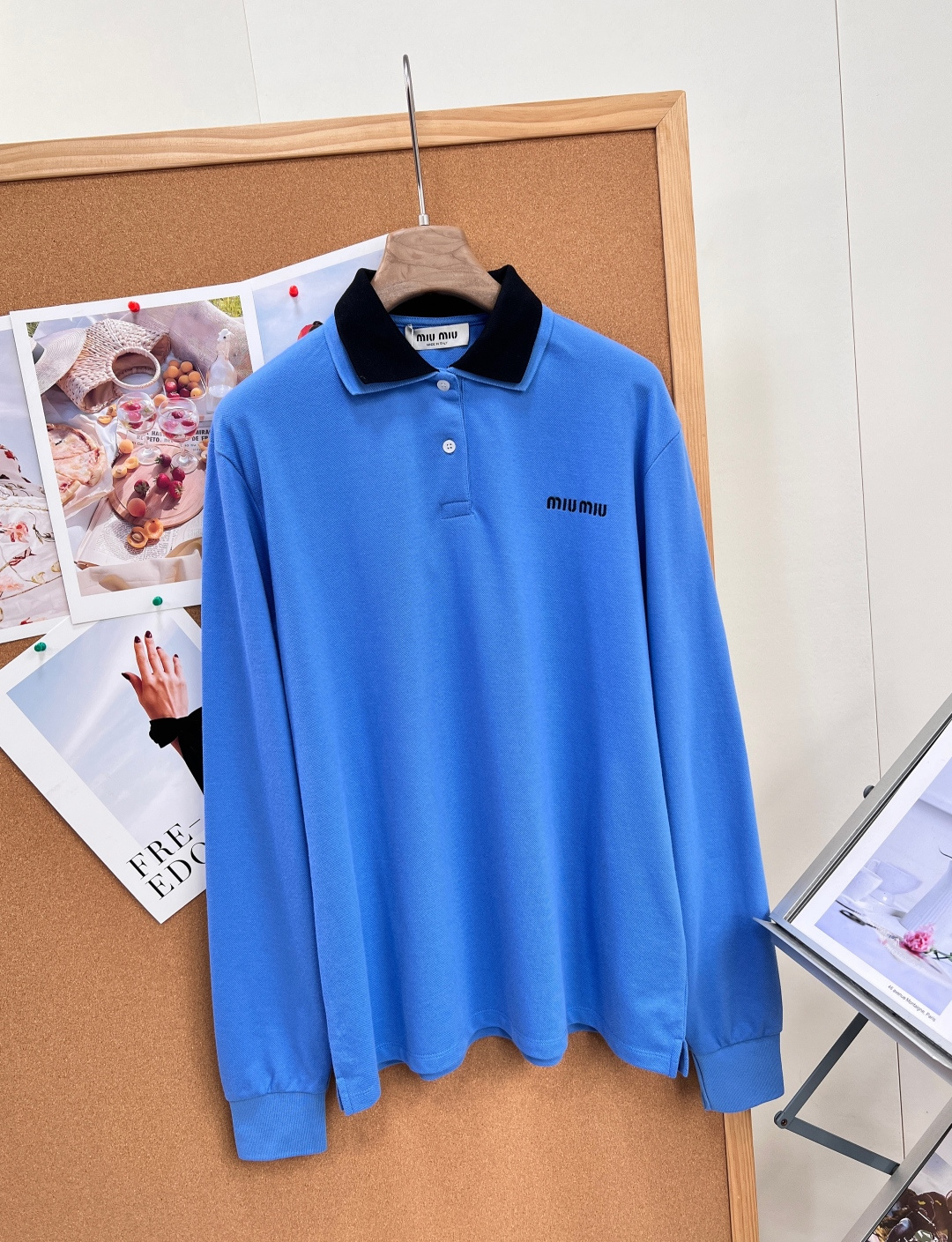 🆕MiuMiu克莱因蓝撞色领长袖Polo衫,多巴胺富家学院风26SS早春新款撞色双领Polo,亮眼克莱因蓝自带显白滤镜, 🆕MiuMiu克莱因蓝撞色领长袖Polo衫,多巴胺富家学院风26SS早春新款撞色双领Polo,亮眼克莱因蓝自带显白滤镜,