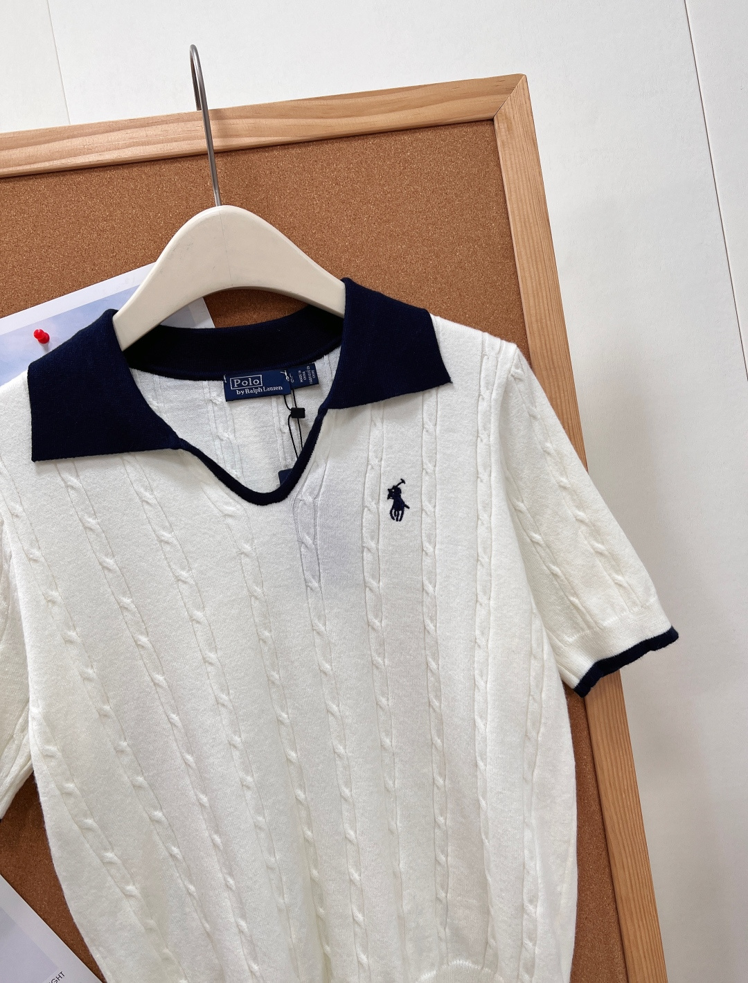 🆕Ralph Lauren撞色翻领麻花纹针织短袖 ，撞色Polo针织短袖太温柔✨经典双色撞色翻领+通体竖条麻花肌理，美式