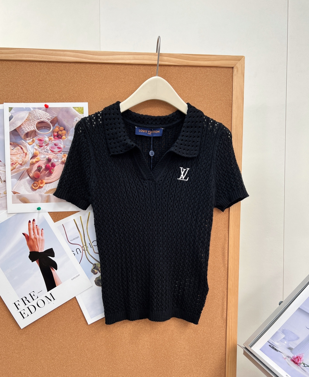🆕LOUIS VUITTON翻领镂空Polo针织短袖,夏日轻奢镂空Polo透气针织上衣氛围感拉满🖤🤍黑白双色经典百搭,全 🆕LOUIS VUITTON翻领镂空Polo针织短袖,夏日轻奢镂空Polo透气针织上衣氛围感拉满🖤🤍黑白双色经典百搭,全
