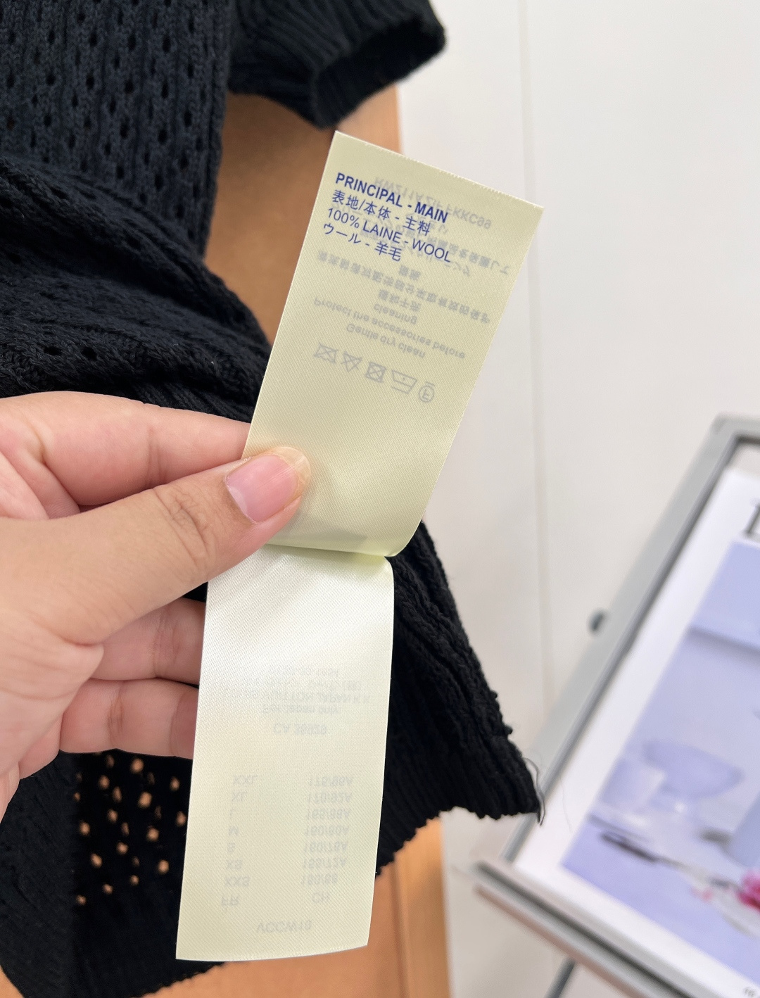 🆕LOUIS VUITTON翻领镂空Polo针织短袖,夏日轻奢镂空Polo透气针织上衣氛围感拉满🖤🤍黑白双色经典百搭,全 🆕LOUIS VUITTON翻领镂空Polo针织短袖,夏日轻奢镂空Polo透气针织上衣氛围感拉满🖤🤍黑白双色经典百搭,全