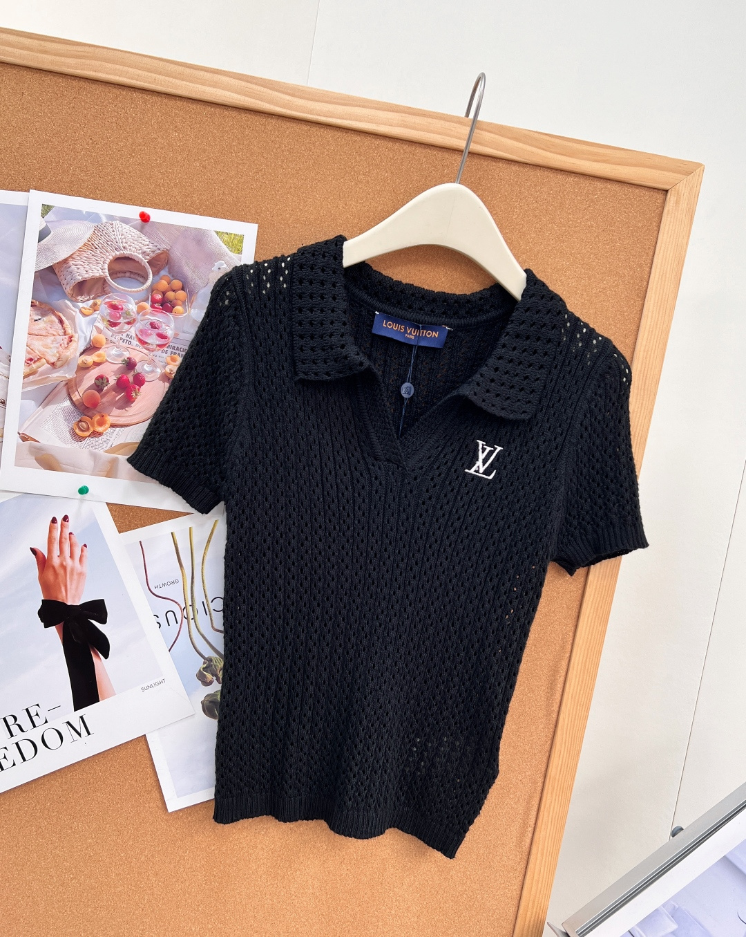 🆕LOUIS VUITTON翻领镂空Polo针织短袖,夏日轻奢镂空Polo透气针织上衣氛围感拉满🖤🤍黑白双色经典百搭,全 🆕LOUIS VUITTON翻领镂空Polo针织短袖,夏日轻奢镂空Polo透气针织上衣氛围感拉满🖤🤍黑白双色经典百搭,全