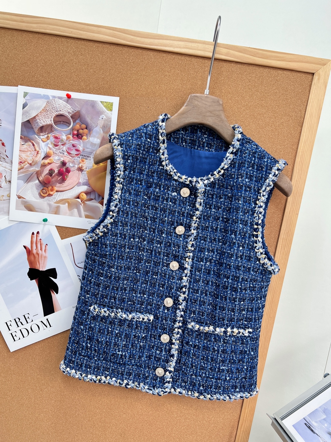🆕CHANEL新款藏蓝粗花呢小香马甲,深海蓝粗花呢复古千金单品🌊 今年巨少见的藏蓝杂色粗花呢,直接跳出黑白常规款,法式高 🆕CHANEL新款藏蓝粗花呢小香马甲,深海蓝粗花呢复古千金单品🌊 今年巨少见的藏蓝杂色粗花呢,直接跳出黑白常规款,法式高