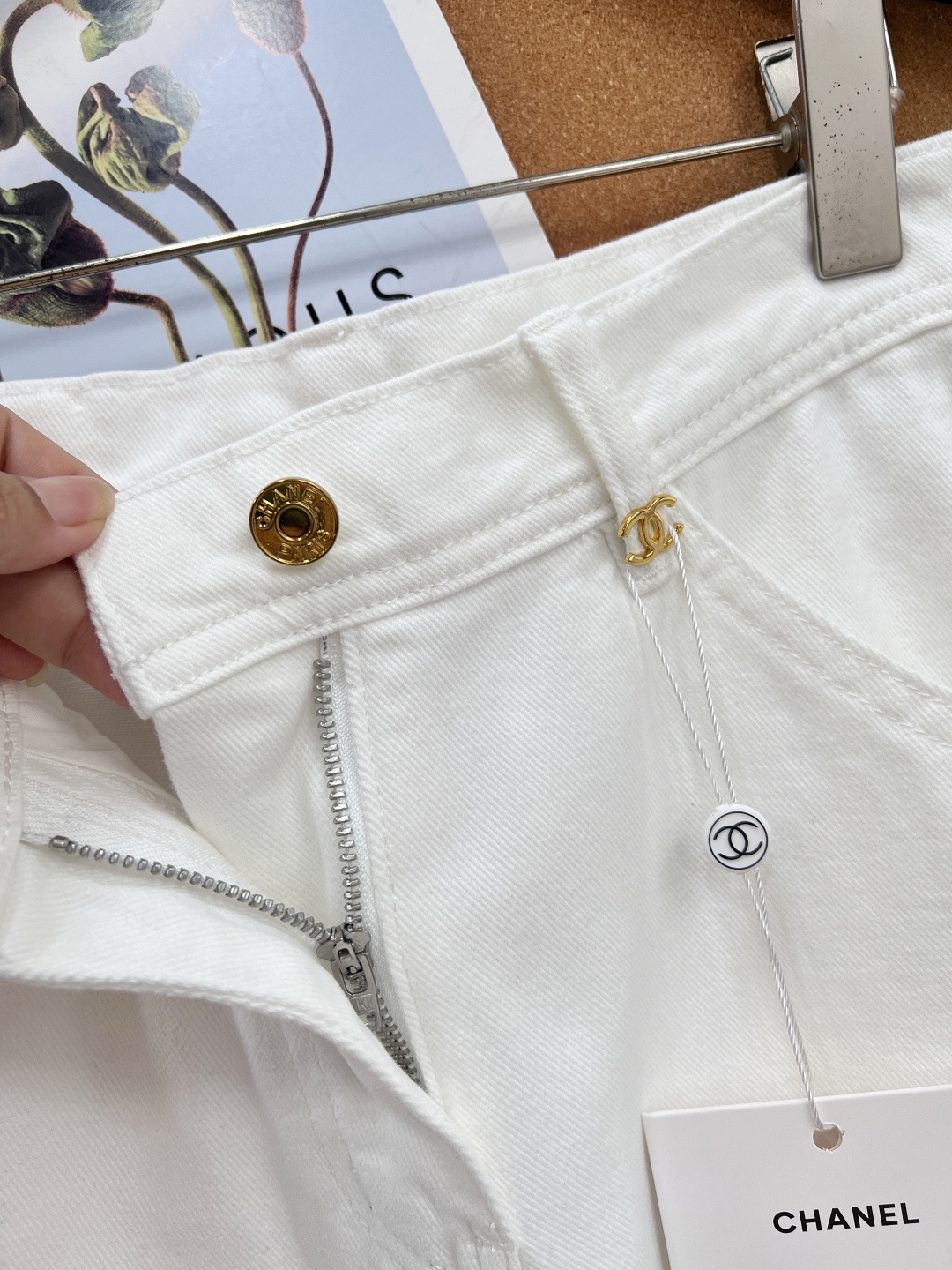 🆕Chanel 26SS三色工装直筒牛仔裤,三色任选!法式松弛老钱风牛仔裤✨ 深藏青/水洗浅蓝/奶白三色齐发,把随性贵气 🆕Chanel 26SS三色工装直筒牛仔裤,三色任选!法式松弛老钱风牛仔裤✨ 深藏青/水洗浅蓝/奶白三色齐发,把随性贵气