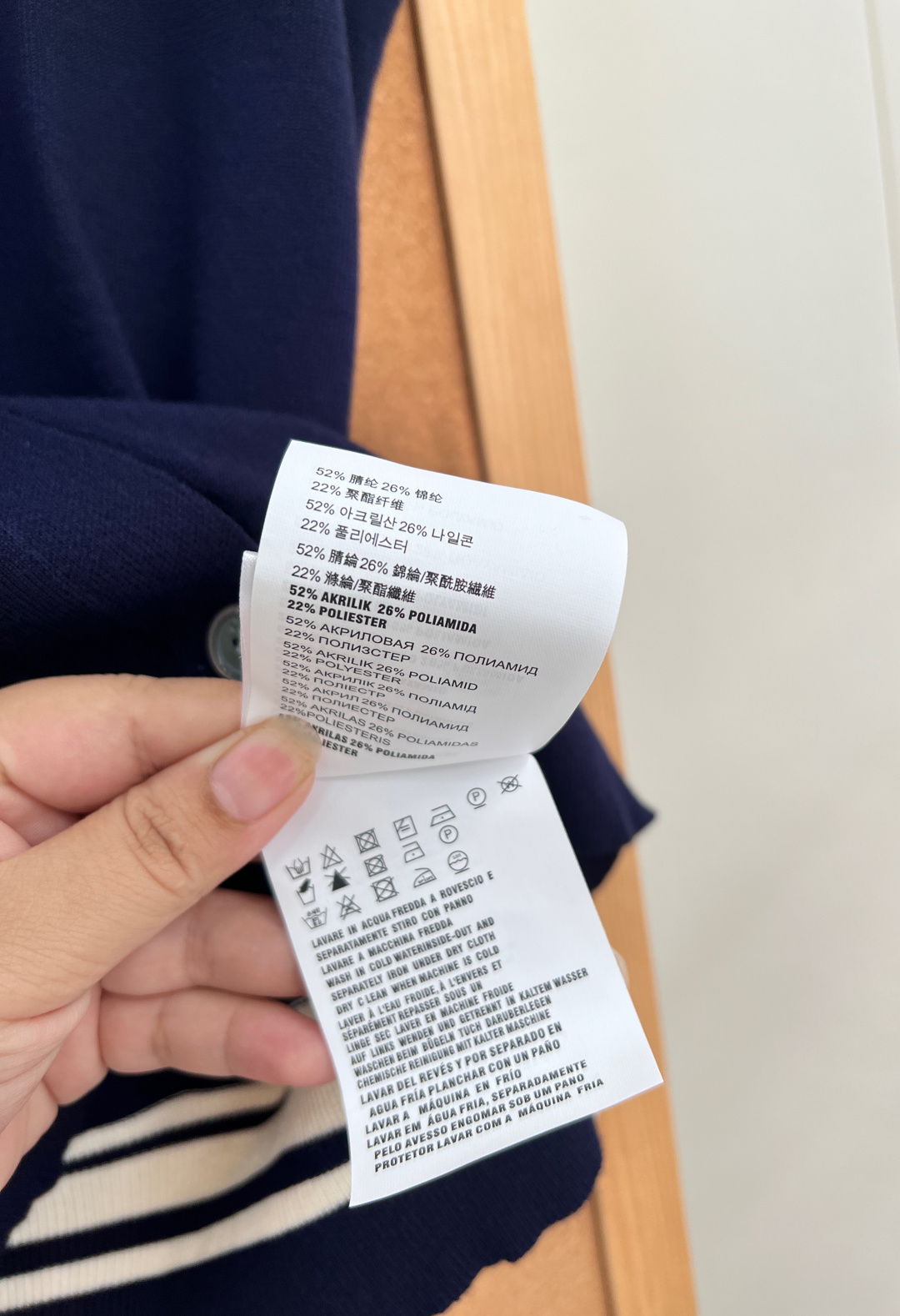 🆕MIU MIU针织学院风撞色无袖针织开衫 ，采用无袖设计，设计简约又带学院风，适合春夏穿搭，轻盈透气； 翻领+条纹细节