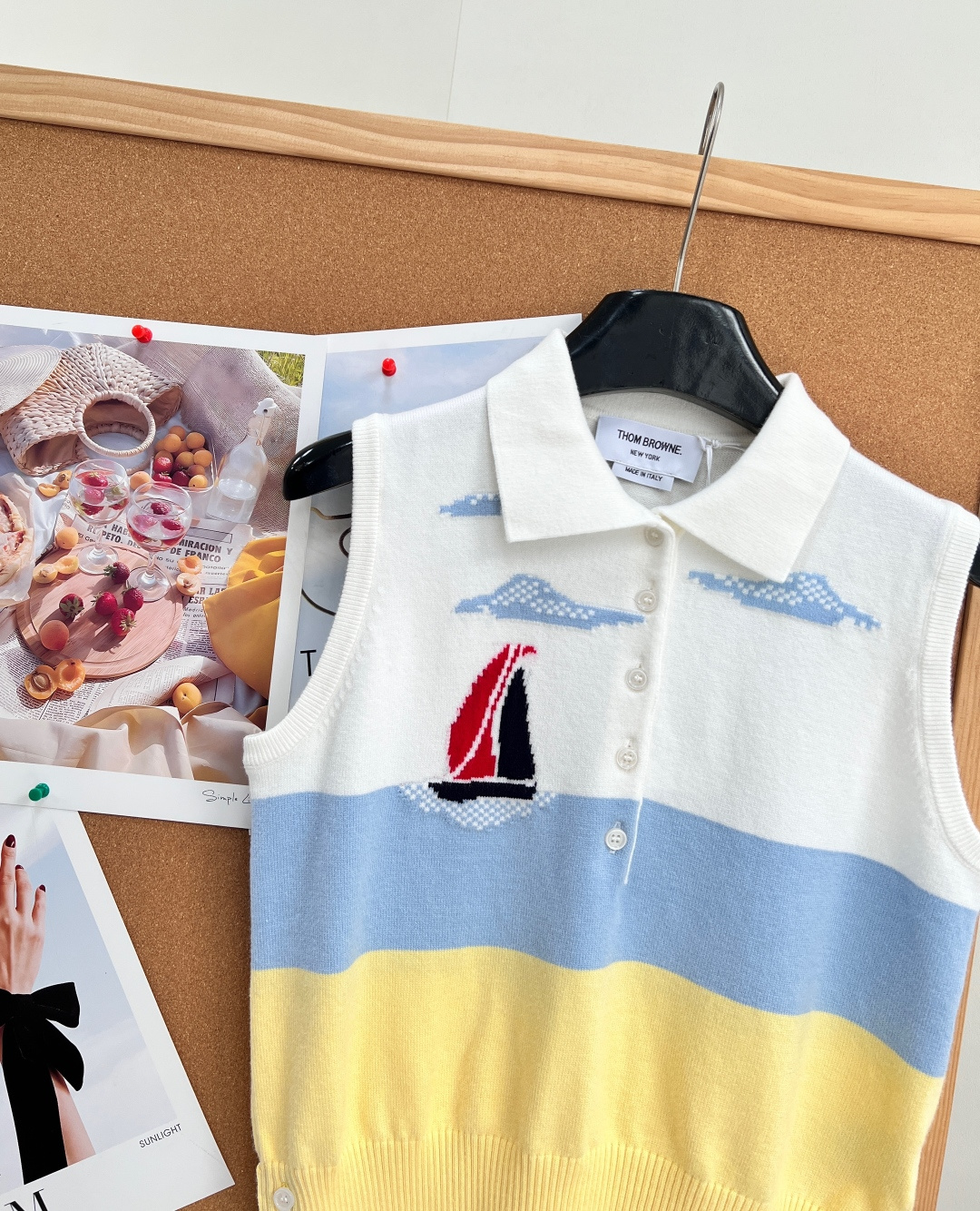 🆕Thom Browne 撞色帆船刺绣Polo针织马甲 26TB新款帆船拼色针织马甲 四季叠穿无压力💪 -三段式奶白+浅 🆕Thom Browne 撞色帆船刺绣Polo针织马甲 26TB新款帆船拼色针织马甲 四季叠穿无压力💪 -三段式奶白+浅