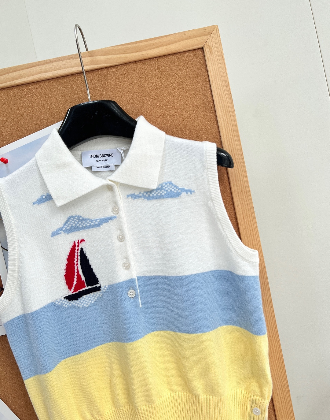 🆕Thom Browne 撞色帆船刺绣Polo针织马甲 26TB新款帆船拼色针织马甲 四季叠穿无压力💪 -三段式奶白+浅 🆕Thom Browne 撞色帆船刺绣Polo针织马甲 26TB新款帆船拼色针织马甲 四季叠穿无压力💪 -三段式奶白+浅