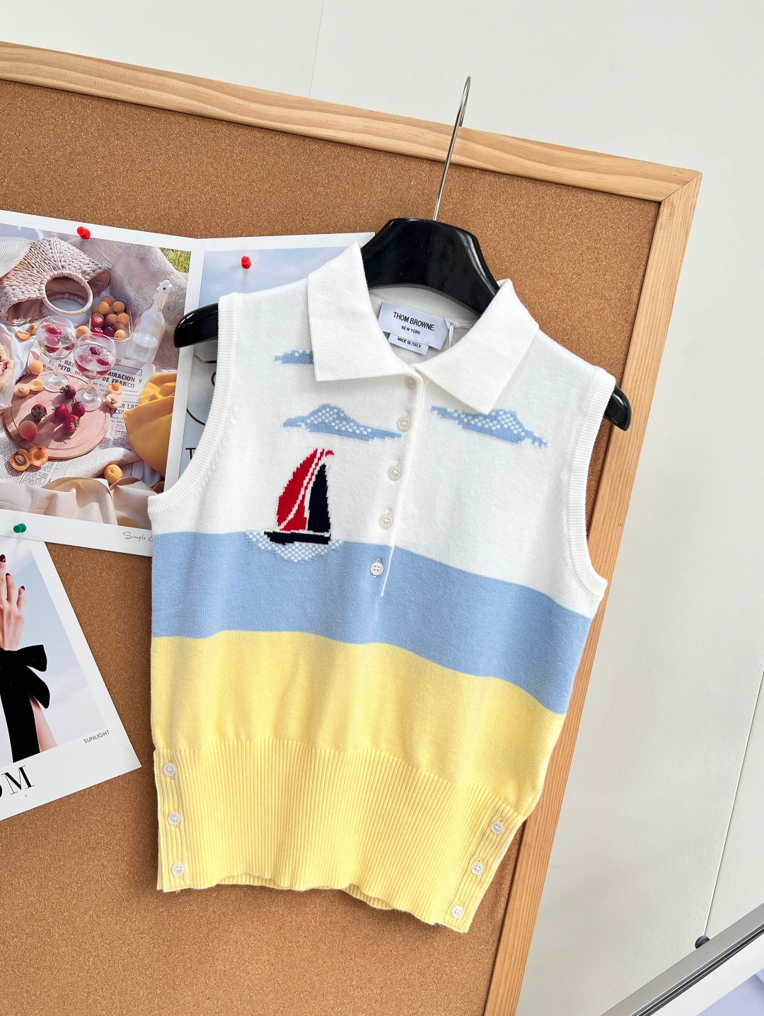 🆕Thom Browne 撞色帆船刺绣Polo针织马甲 26TB新款帆船拼色针织马甲 四季叠穿无压力💪 -三段式奶白+浅 🆕Thom Browne 撞色帆船刺绣Polo针织马甲 26TB新款帆船拼色针织马甲 四季叠穿无压力💪 -三段式奶白+浅