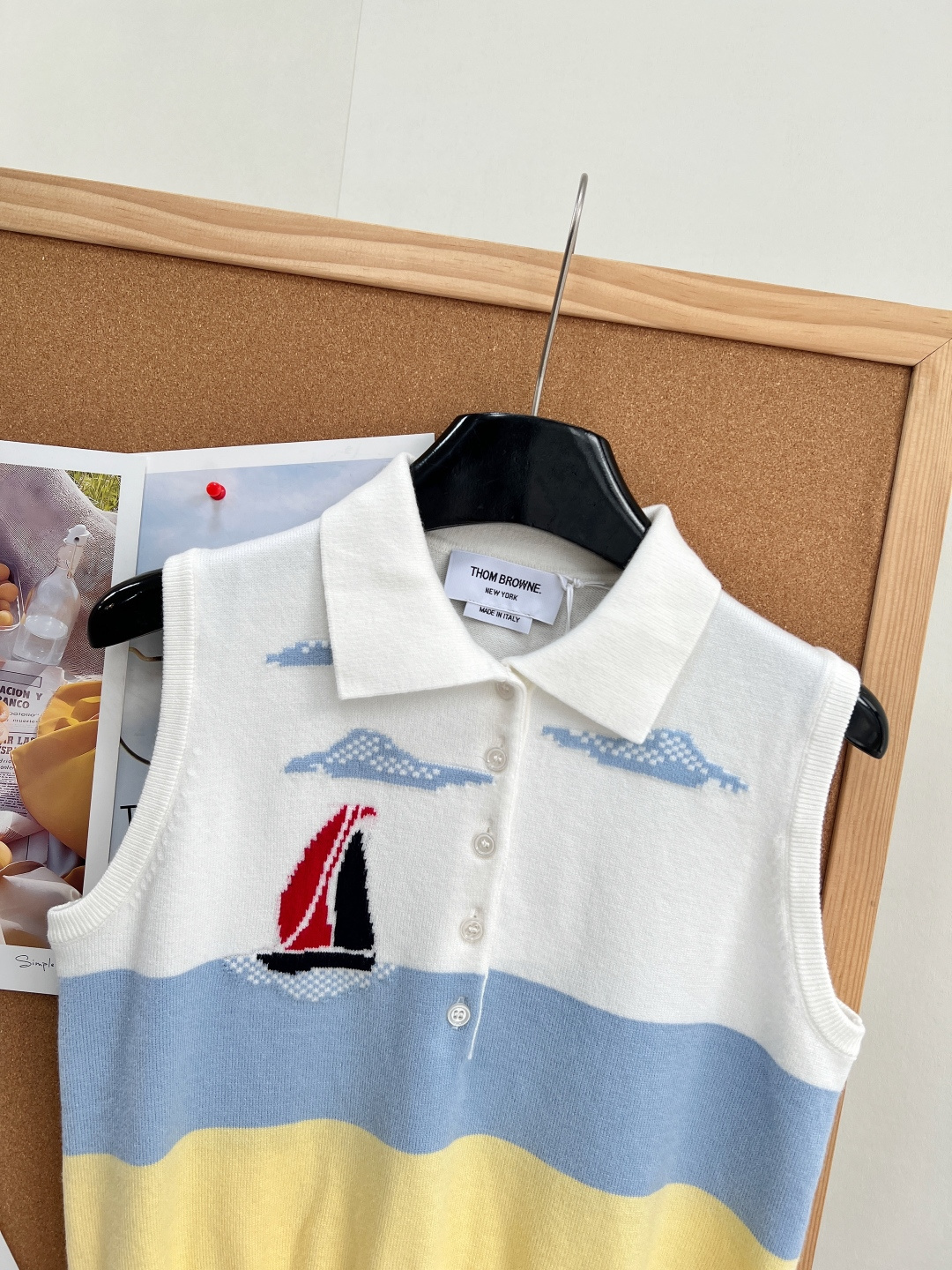 🆕Thom Browne 撞色帆船刺绣Polo针织马甲 26TB新款帆船拼色针织马甲 四季叠穿无压力💪 -三段式奶白+浅 🆕Thom Browne 撞色帆船刺绣Polo针织马甲 26TB新款帆船拼色针织马甲 四季叠穿无压力💪 -三段式奶白+浅