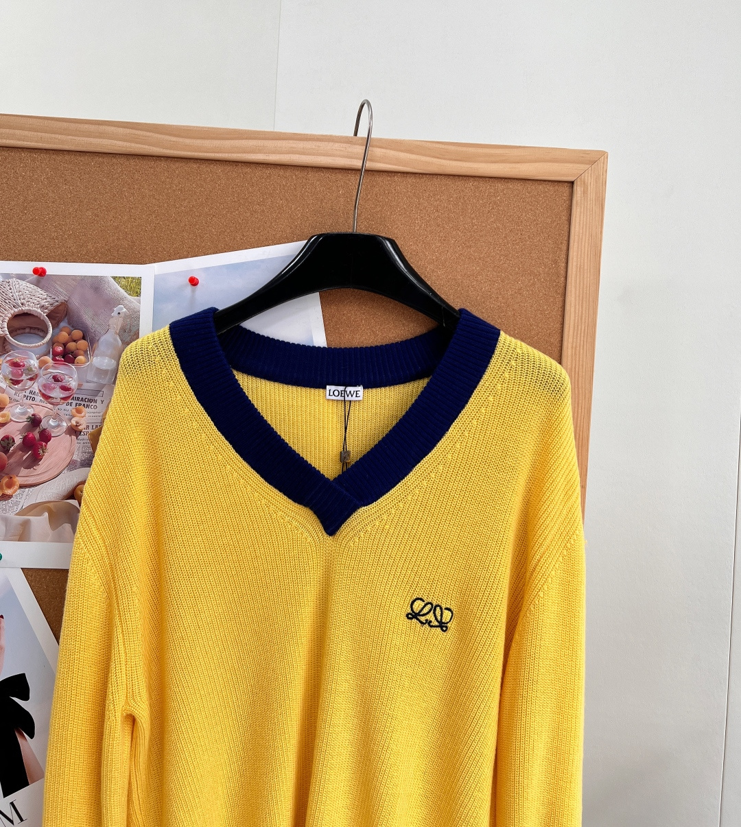 🆕LOEWE新款罗意威撞色V领Anagram刺绣上衣，26早秋Preppy知识分子风本命针织衫！三色任选直接封神 标志性