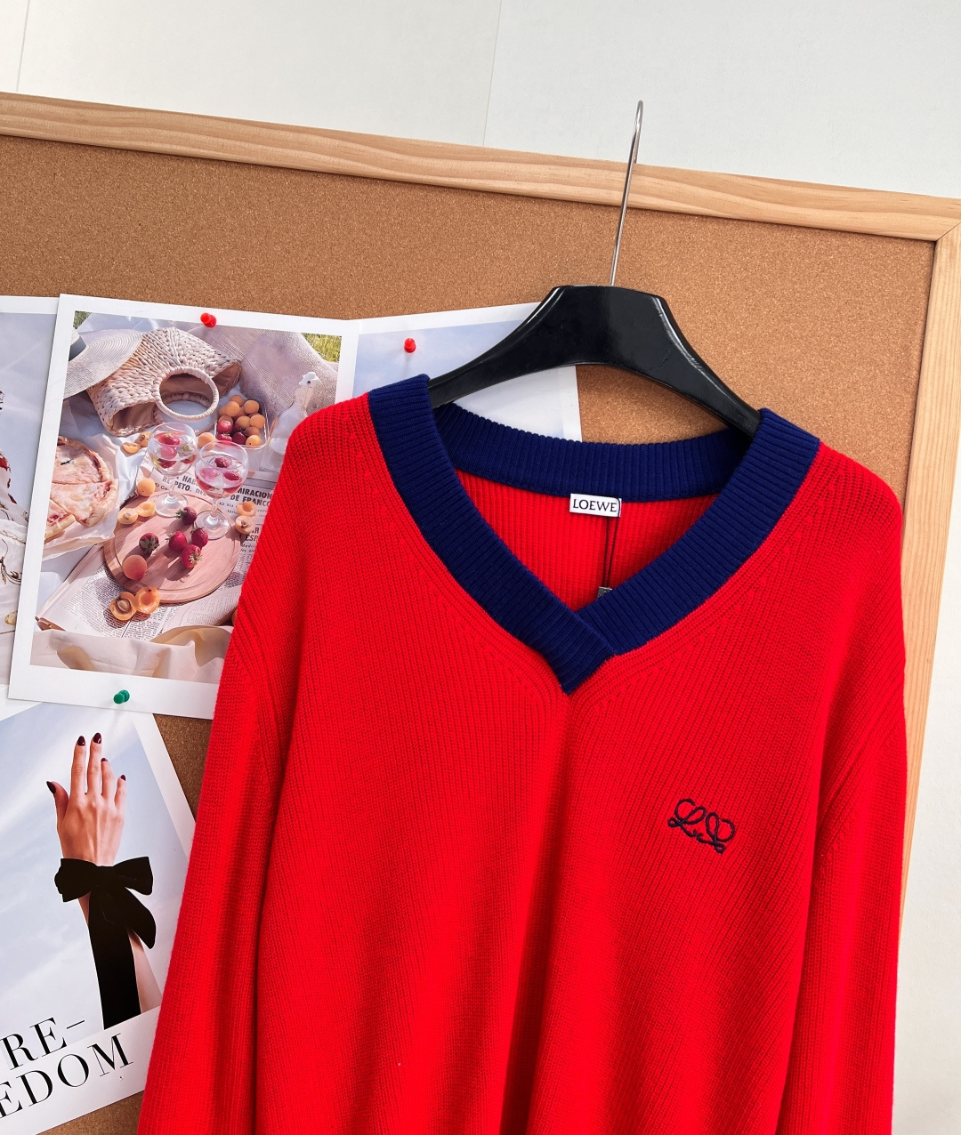 🆕LOEWE新款罗意威撞色V领Anagram刺绣上衣,26早秋Preppy知识分子风本命针织衫!三色任选直接封神 标志性 🆕LOEWE新款罗意威撞色V领Anagram刺绣上衣,26早秋Preppy知识分子风本命针织衫!三色任选直接封神 标志性