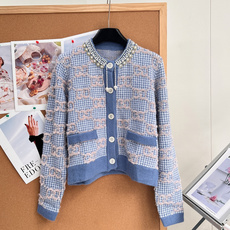 🆕Gucci 限定款重工钉珠复古提花满幅𝐆𝐆羊毛开衫 时髦又复古的珍珠项圈修饰,经典圆领短袖上衣及A字裙摆设计上身巨复古 🆕Gucci 限定款重工钉珠复古提花满幅𝐆𝐆羊毛开衫 时髦又复古的珍珠项圈修饰,经典圆领短袖上衣及A字裙摆设计上身巨复古