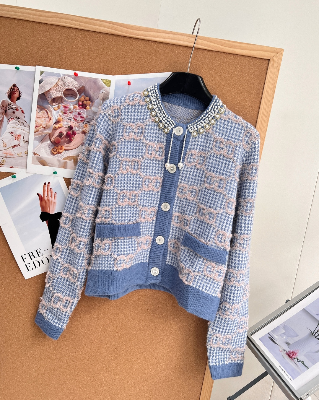 🆕Gucci 限定款重工钉珠复古提花满幅𝐆𝐆羊毛开衫 时髦又复古的珍珠项圈修饰，经典圆领短袖上衣及A字裙摆设计上身巨复古