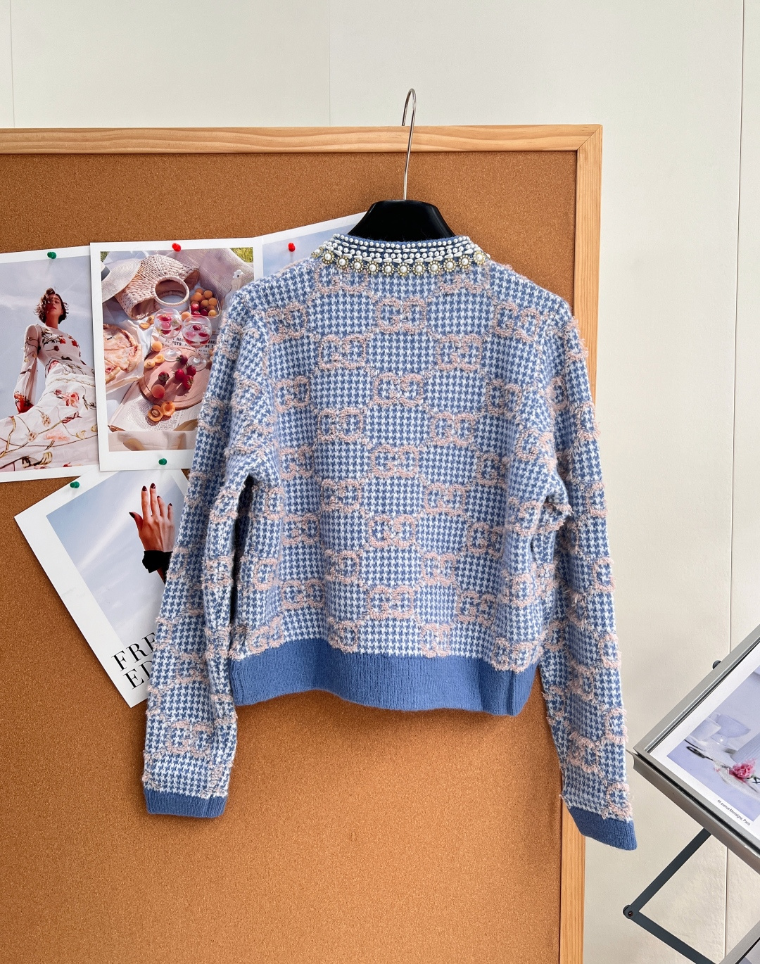 🆕Gucci 限定款重工钉珠复古提花满幅𝐆𝐆羊毛开衫 时髦又复古的珍珠项圈修饰，经典圆领短袖上衣及A字裙摆设计上身巨复古