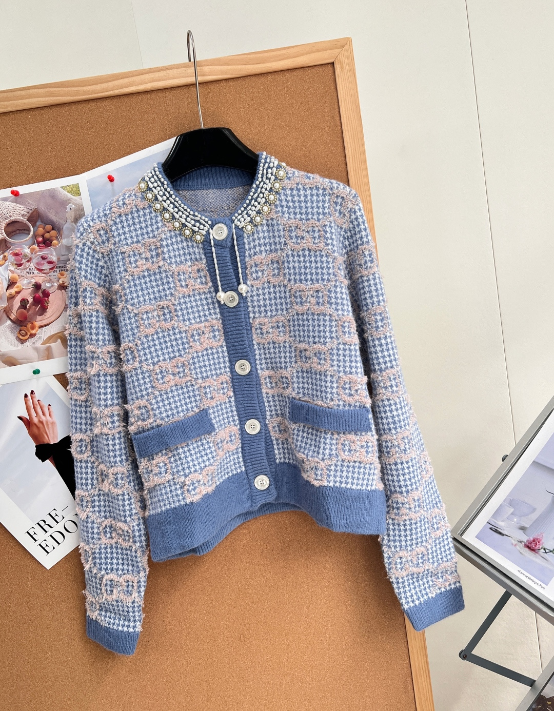 🆕Gucci 限定款重工钉珠复古提花满幅𝐆𝐆羊毛开衫 时髦又复古的珍珠项圈修饰，经典圆领短袖上衣及A字裙摆设计上身巨复古