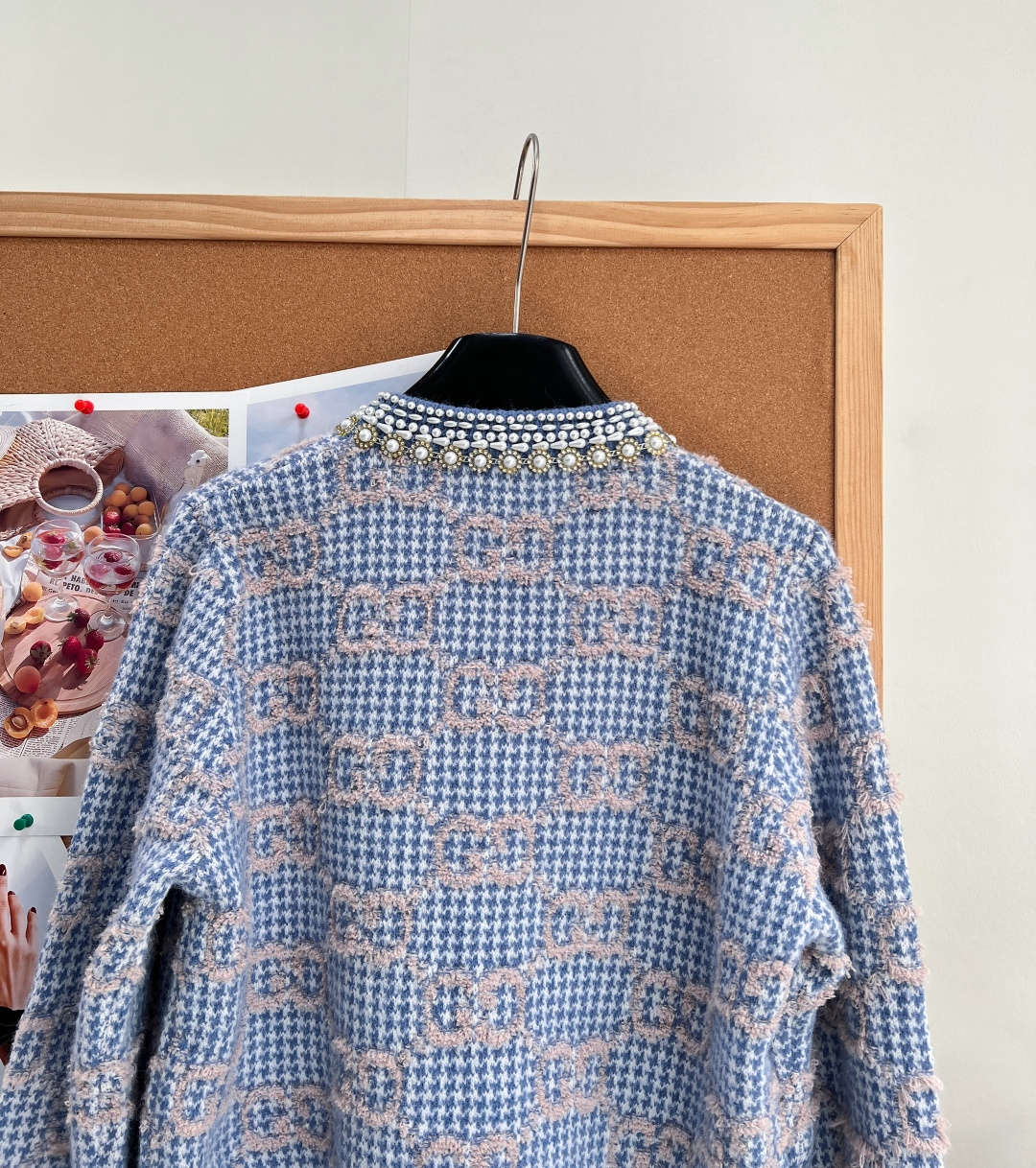 🆕Gucci 限定款重工钉珠复古提花满幅𝐆𝐆羊毛开衫 时髦又复古的珍珠项圈修饰，经典圆领短袖上衣及A字裙摆设计上身巨复古