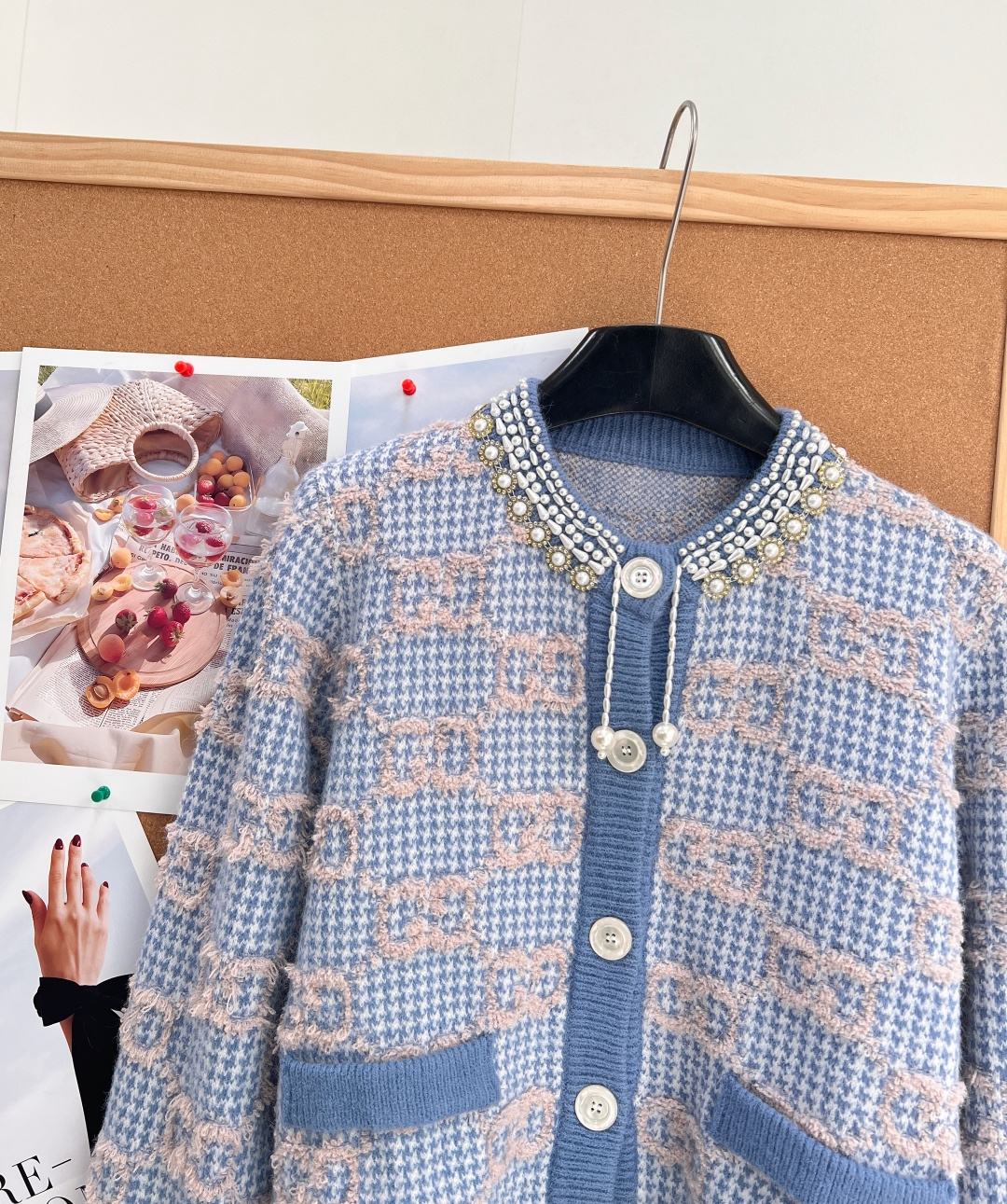 🆕Gucci 限定款重工钉珠复古提花满幅𝐆𝐆羊毛开衫 时髦又复古的珍珠项圈修饰，经典圆领短袖上衣及A字裙摆设计上身巨复古
